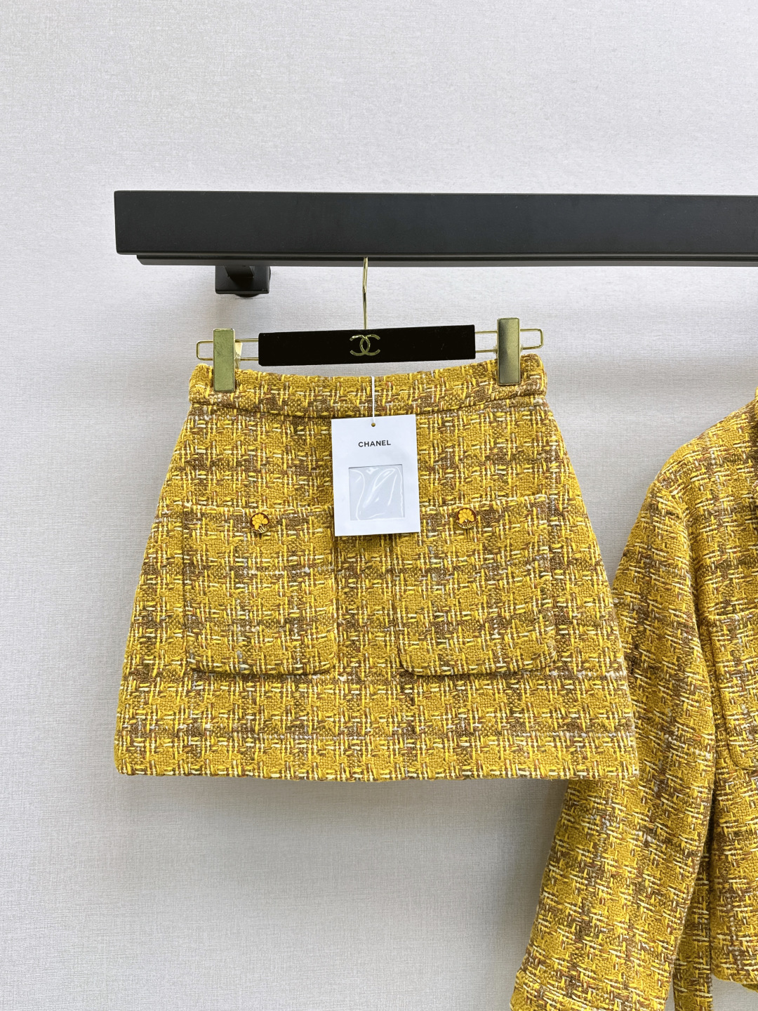 NO:461486,Single model C home 25Ss———The latest celebrity temperament suit for autumn and winter camellia decorative woven jacket + A-line skirt. Everyone wears it with elegance and nobleness. Beauty and strength coexist. It is simply a summer treasure dressing guide. Small people can easily control the contrasting color design is just right. One color is developed. SML is available in stock. Half, Chanel, skirts, jackets & coats, alexander wang19860909爆单款 C家 25Ss————秋冬最新款名媛气质套装山茶花装饰编织外套+A字半裙 谁穿上都有种富家千金的优雅贵气 美貌和实力并存 简直就是夏日宝藏穿搭指南 小个子也能轻松驾驭 撞色设计恰到好处 一色分开发 现货发售sml 半,,chanel,skirts,jackets & coats,alexander wang,Women's clothing