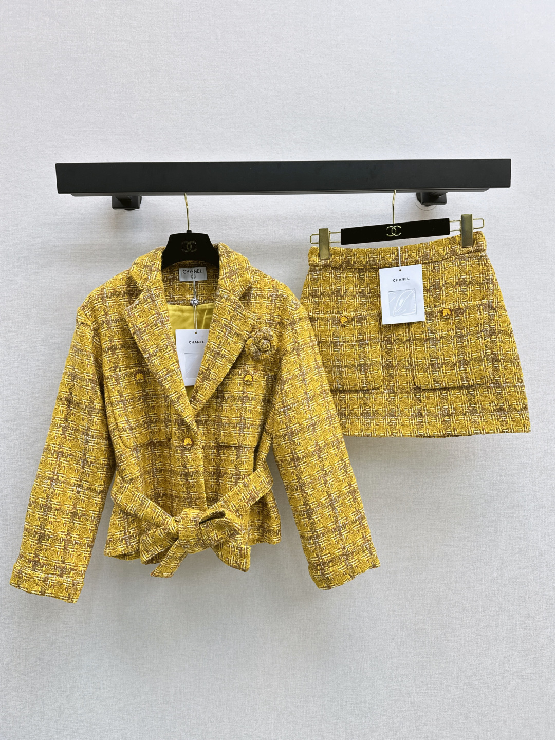 NO:461479,O-popular single style C home 25Ss———The latest celebrity temperament suit for the autumn and winter camellia decorative woven jacket + A-line skirt. Everyone wears it with elegance and nobleness. Beauty and strength coexist. It is simply a summer treasure dressing guide. Small people can easily control the contrasting color design is just right. One color is developed. SML is available in stock. In addition, chanel, skirts, jackets & coats, alexander wang19860909O爆单款 C家 25Ss————秋冬最新款名媛气质套装山茶花装饰编织外套+A字半裙 谁穿上都有种富家千金的优雅贵气 美貌和实力并存 简直就是夏日宝藏穿搭指南 小个子也能轻松驾驭 撞色设计恰到好处 一色分开发 现货发售sml 外,,chanel,skirts,jackets & coats,alexander wang,Women's clothing