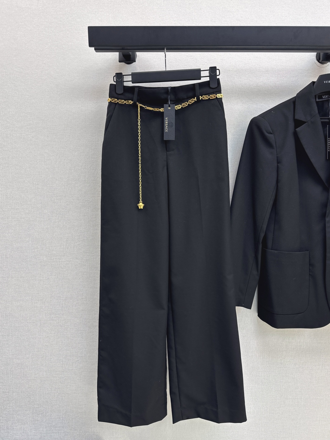 NO:461465,Recommended blogger style Ver 25Ss—————The latest hardware decorative suit suit suit suit suit suit + waist chain trousers. Casual is noble aura~Three-dimensional protruding shoulder lines outline the perfect figure, super aura. A suit with trousers is very A and cool. One color is available for sale in stock. SML, Jackets & coats, business suit, alexander wang19860909博主范儿推荐 Ver 25Ss————早秋最新款五金装饰西装套装廓形西装外套+腰链西裤 休闲即高贵的气场～立体突出肩部线条勾勒完美身材 超显气场 西装搭配西裤一套出街很A也很酷 一色现货发售sml,,jackets & coats,business suit,alexander wang,Women's clothing