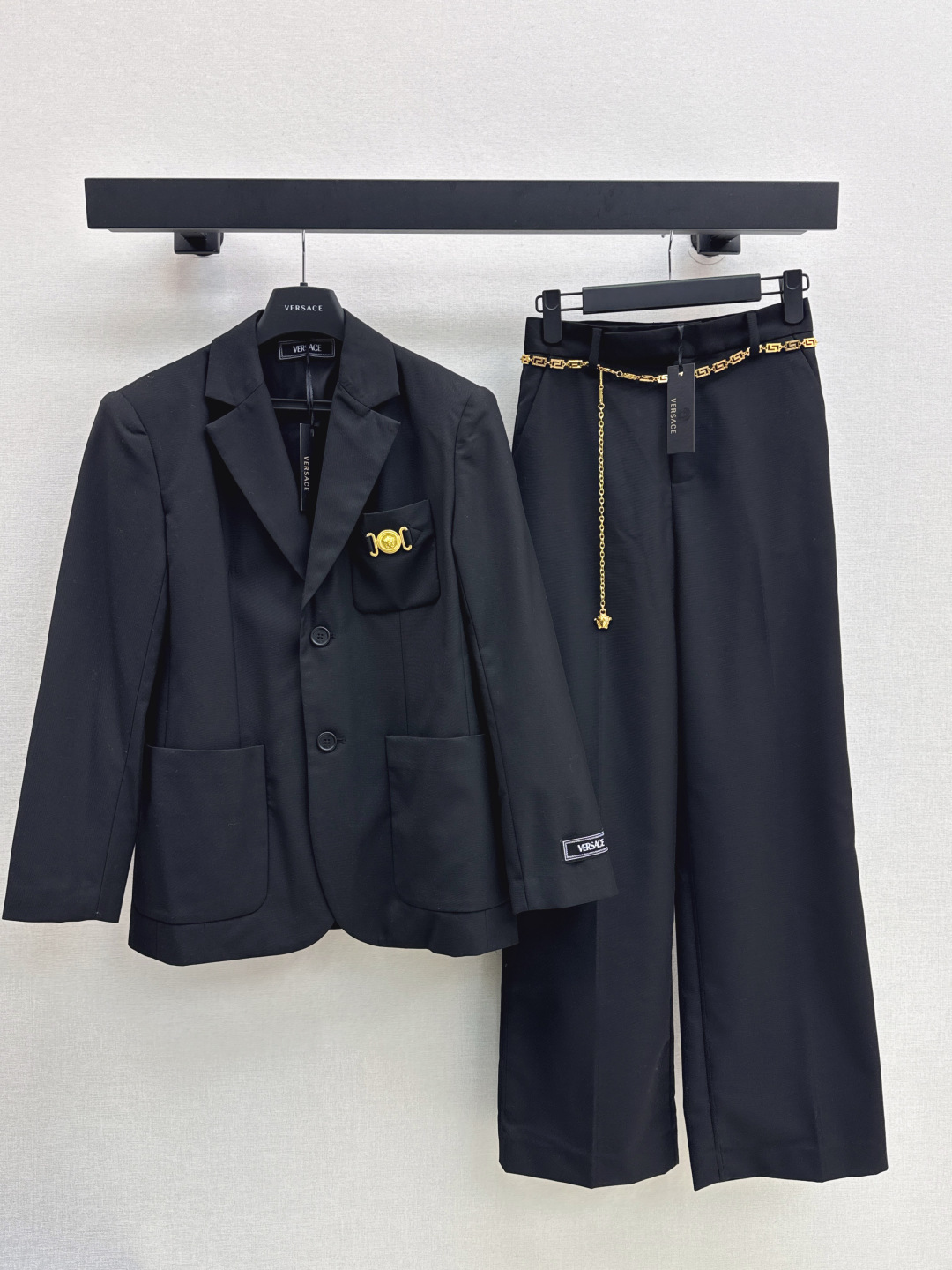 NO:461458,Recommended blogger style Ver 25Ss————The latest hardware decorative suit suit suit suit suit suit + waist chain trousers. Casual is noble aura~ the three-dimensional protruding shoulder lines outline the perfect figure. Super aura. A suit with trousers is very A and cool. One color is available for sale in stock. Suit, Jackets & coats, business suit, alexander wang19860909博主范儿推荐 Ver 25Ss————早秋最新款五金装饰西装套装廓形西装外套+腰链西裤 休闲即高贵的气场～立体突出肩部线条勾勒完美身材 超显气场 西装搭配西裤一套出街很A也很酷 一色现货发售sml 西服,,jackets & coats,business suit,alexander wang,Women's clothing