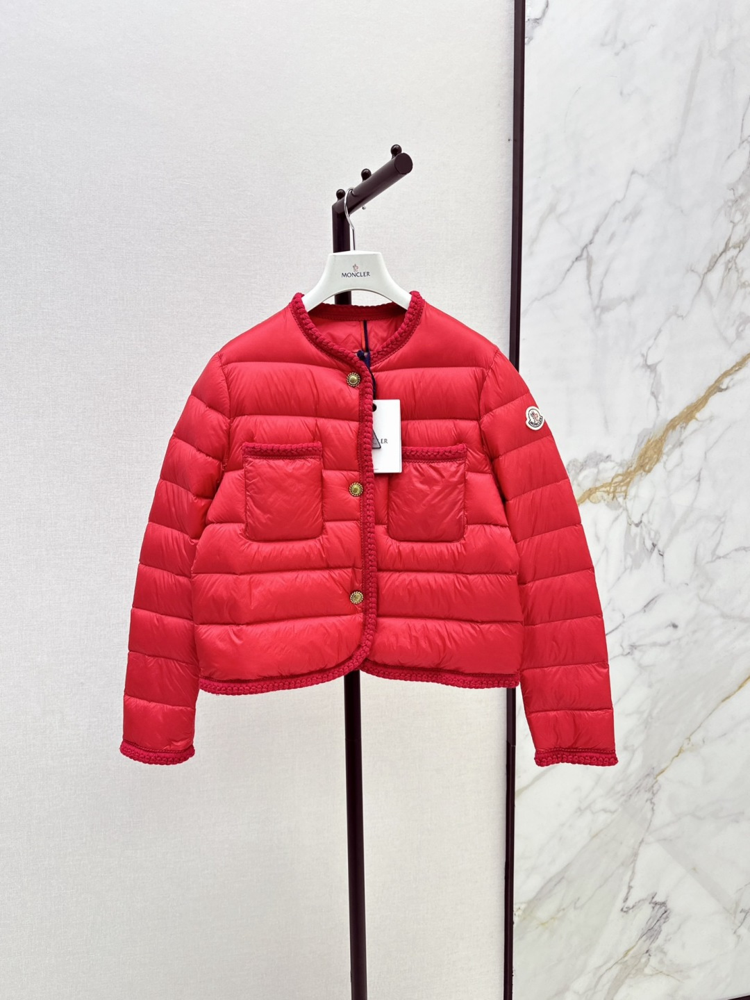 NO:462838,Heavy braided series with dust bags MC 25Ss———The latest woven spliced ​​down jacket jacket with three-dimensional tailoring design, fashionable and handsome national standard 90 white duck down filling, imported memory silk fabric, soft texture, light and comfortable, imported machine sewn three-dimensional press line technology, original hardware accessories, original standard complete, physical heavy weight, four colors are available in stock 0/1/2/3,, jackets & coats, down jacket, alexander wang19860909配防尘袋重磅编织系列 MC 25Ss———秋冬最新款编织拼接羽绒服外套立体剪裁版型设计 时髦又帅气国标90白鸭绒填充 进口记忆丝面料 质感柔软轻盈舒适 进口机缝制立体压线线条工艺 原版五金配件 原唛原标配套齐全 实物重磅有分量 四色现货发售0/1/2/3,,jackets & coats,down jacket,alexander wang,Women's clothing