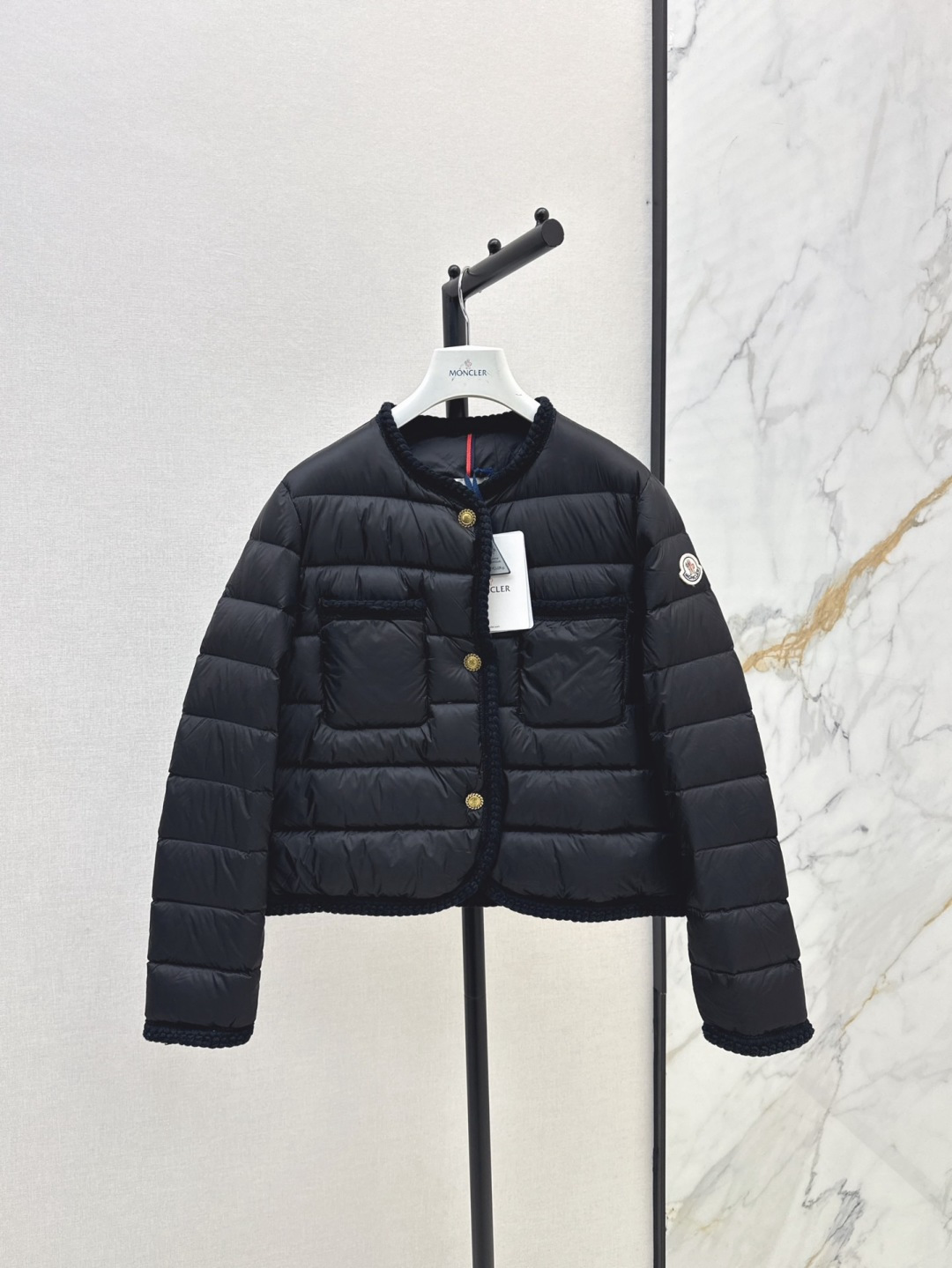 NO:462830,Heavy braided series with dust bags MC 25Ss———The latest woven spliced ​​down jacket jacket with autumn and winter three-dimensional tailoring design, fashionable and handsome national standard 90 white duck down filling, imported memory silk fabric, soft texture, light and comfortable, imported machine sewn three-dimensional press line technology, original hardware accessories, original standard complete, physical heavy weight, four colors for sale in stock 0/1/2/3 0,,jackets & coats,down jacket,alexander wang19860909配防尘袋重磅编织系列 MC 25Ss———秋冬最新款编织拼接羽绒服外套立体剪裁版型设计 时髦又帅气国标90白鸭绒填充 进口记忆丝面料 质感柔软轻盈舒适 进口机缝制立体压线线条工艺 原版五金配件 原唛原标配套齐全 实物重磅有分量 四色现货发售0/1/2/3 0,,jackets & coats,down jacket,alexander wang,Women's clothing