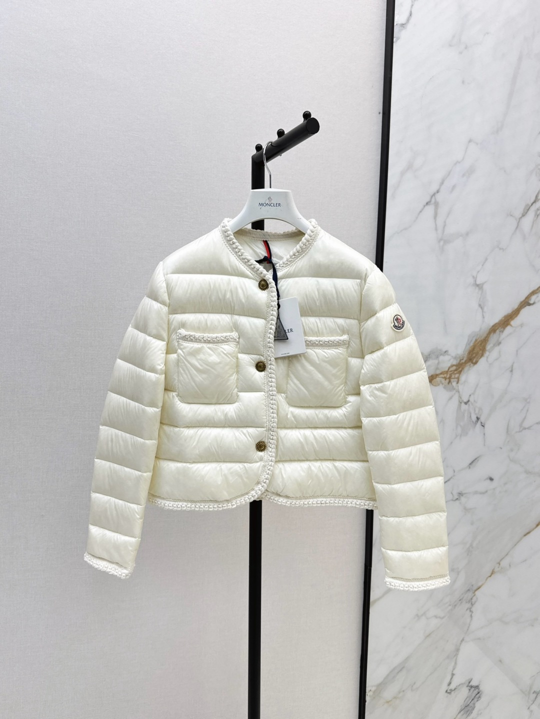 NO:462822,Heavy braided series with dust bags MC 25Ss———The latest woven spliced ​​down jacket jacket with three-dimensional tailoring design, fashionable and handsome national standard 90 white duck down filling, imported memory silk fabric, soft texture, light and comfortable, imported machine sewn three-dimensional press line technology, original hardware accessories, original standard complete, physical heavy weight, four colors are available in stock 0/1/2/3,, jackets & coats, down jacket, alexander wang19860909配防尘袋重磅编织系列 MC 25Ss———秋冬最新款编织拼接羽绒服外套立体剪裁版型设计 时髦又帅气国标90白鸭绒填充 进口记忆丝面料 质感柔软轻盈舒适 进口机缝制立体压线线条工艺 原版五金配件 原唛原标配套齐全 实物重磅有分量 四色现货发售0/1/2/3,,jackets & coats,down jacket,alexander wang,Women's clothing