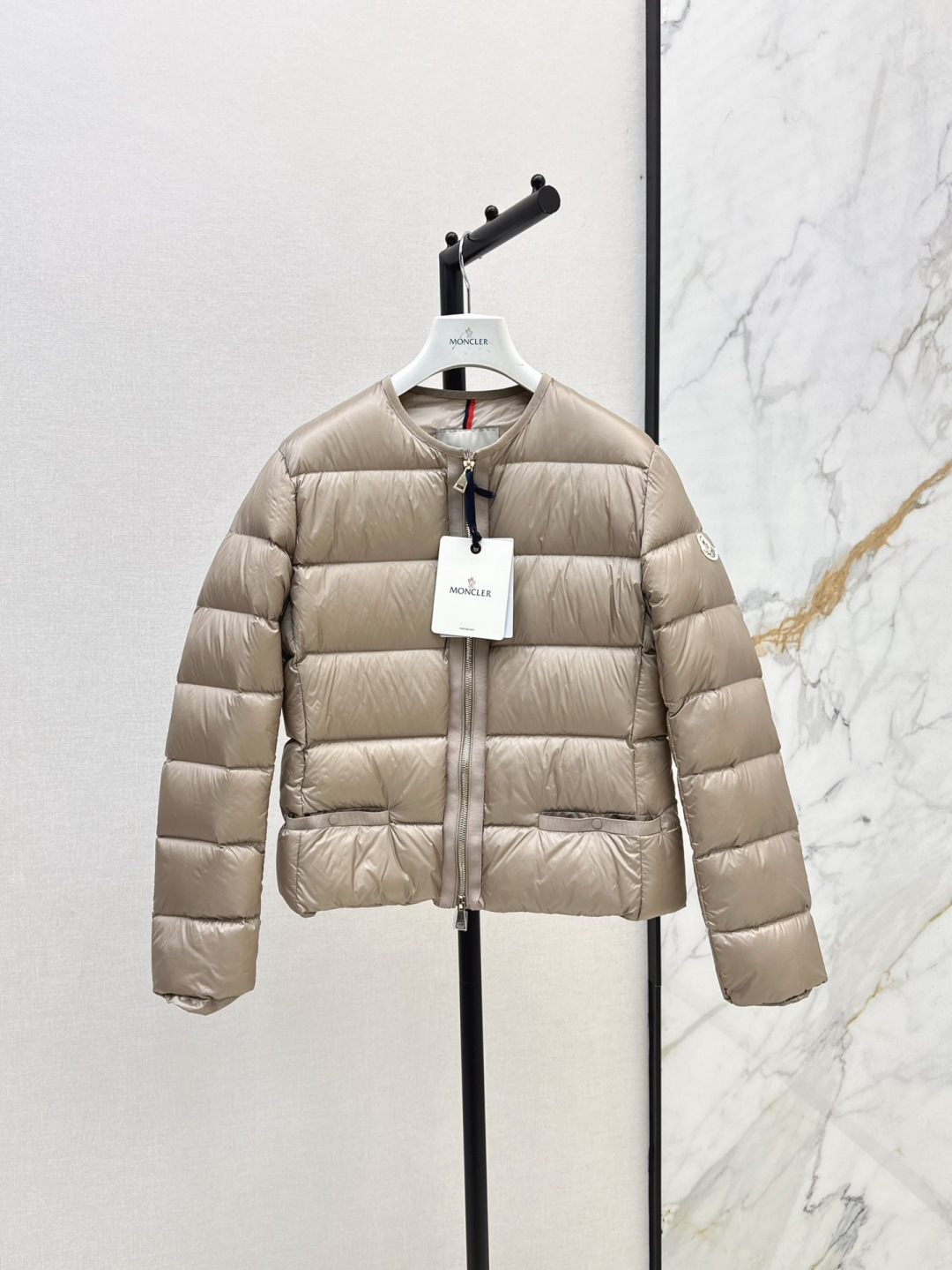 NO:462814,With dust bag MC 25Ss—————The latest logo decorative round-neck down jacket in autumn and winter. The original custom memory silk texture is excellent. The age-reducing handsome girlish style. The slim fit and slim fit and casually matched with super fashionable national standard 90 white duck down filling. Lightweight, warm and comfortable. Developed hardware accessories. Details are very important. Three colors are available in stock. 1/2/3/4., down jacket, alexander wang19860909配防尘袋MC 25Ss—————秋冬最新款logo标装饰圆领羽绒服 原版定制记忆丝质感超赞 减龄帅气少女风 修身显瘦版型随性搭配超时髦国标90白鸭绒填充 轻盈保暖又舒适 开发五金配件 细节很加分 三色现货发售1/2/3/4,,down jacket,alexander wang,Women's clothing