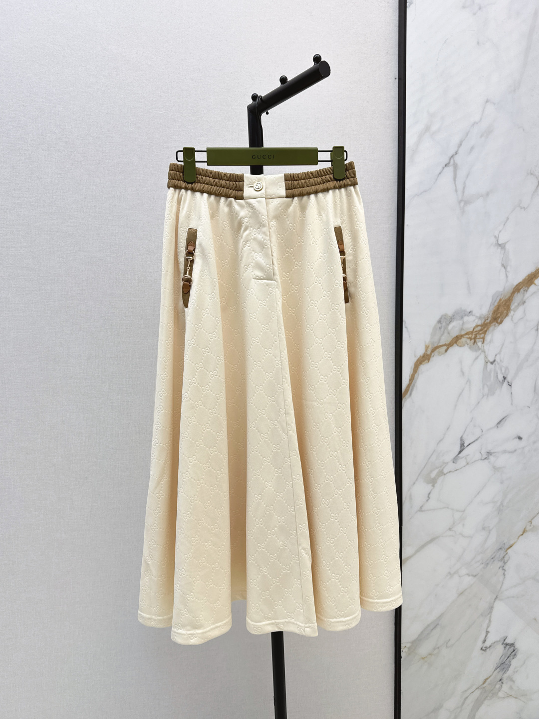 NO:462767,Gu 25Ss———The latest contrasting umbrella-shaped long skirt in autumn and winter is comfortable and stylish, elegant and elegant design, everyday OL can be worn to interpret classic British fashion, a timeless item, everything can be perfectly controlled ~ the details are so beautiful that it is casual girlish, two colors are on sale in stock, skirts, alexander wang19860909Gu 25Ss———秋冬最新款撞色伞状长款半裙质感舒适又有型 优雅气质设计 日常OL都可穿搭演绎经典英伦时尚 一款永不过时的单品 各种都能完美驾驭～细节美到爆 休闲少女感 两色现货发售sml,,skirts,alexander wang,Women's clothing