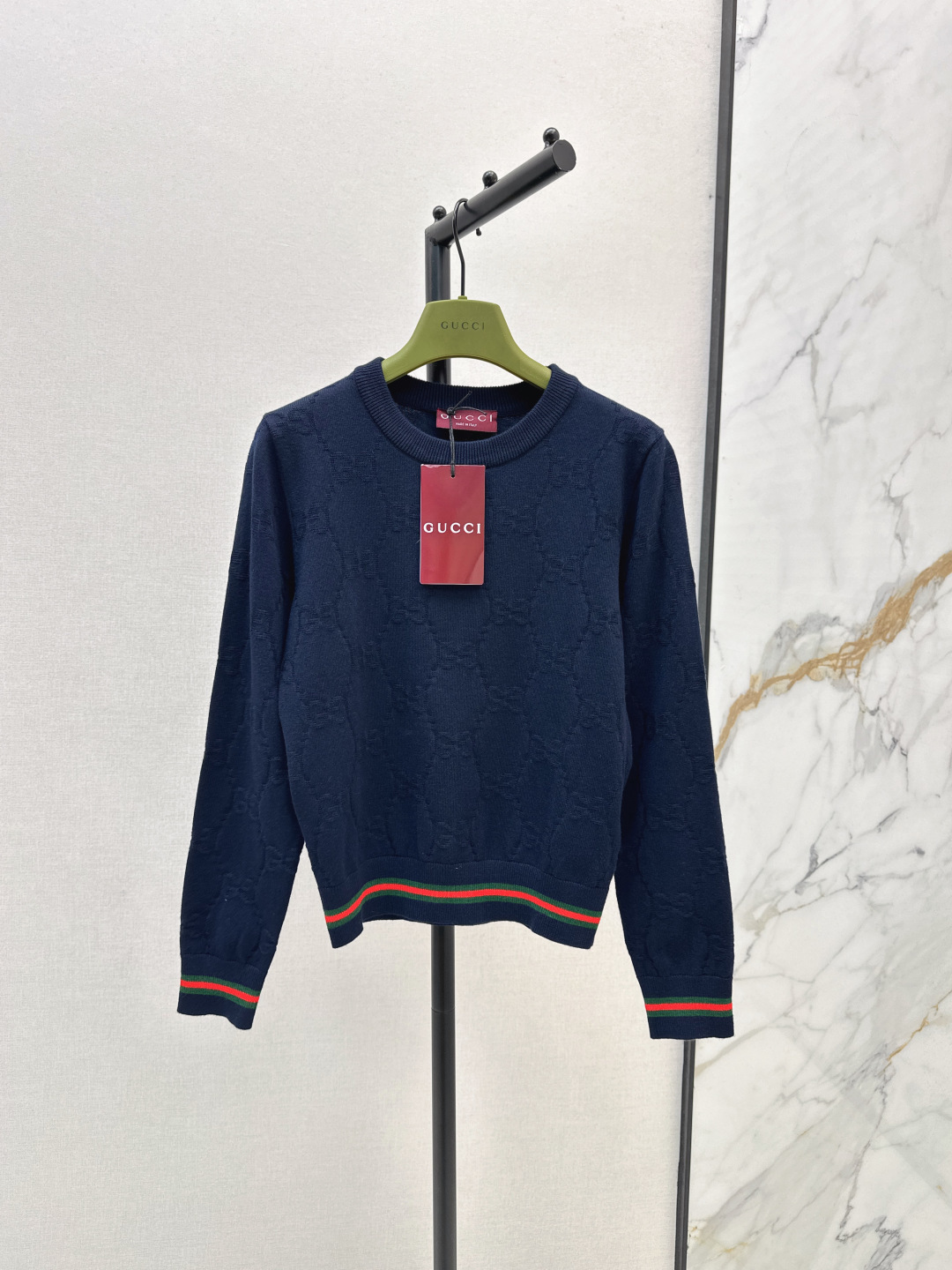 NO:462755,Gu 25Ss————The latest autumn and winter logo wool pattern round neck sweater 100% wool fabric, delicate texture, soft and glutinous, classic age-reducing items, three-dimensional logo letter design, fashionable and handsome, the style is not picky for people, huge and slim, the perfect item that white and rich beauty is required to buy, two colors are available in stock,,alexander wang19860909Gu 25Ss————秋冬最新款logo提织图案圆领针织衫百分百羊毛面料 质感细腻软糯 经典减龄单品 立体Logo字母设计时髦又帅气 版型不挑人上身巨显瘦 白富美必收的完美单品 两色现货发售sml,,alexander wang,Women's clothing