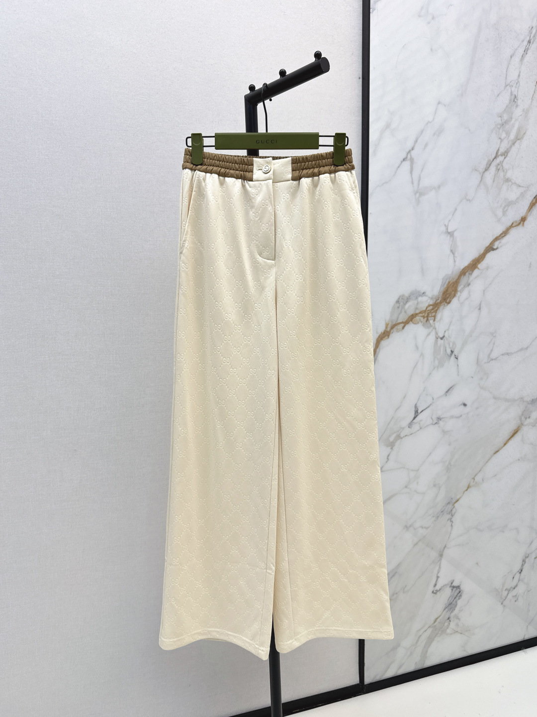 NO:462748,Gu 25Ss———The latest contrasting color design of autumn and winter straight-leg pants, comfortable and stylish texture, elegant and elegant design, everyday OL can be worn to interpret classic British fashion, a timeless item, everything can be perfectly controlled ~ casual girlish feeling, two colors are on sale in stock,,alexander wang19860909Gu 25Ss———秋冬最新款撞色设计直筒裤 质感舒适又有型 优雅气质设计 日常OL都可穿搭演绎经典英伦时尚 一款永不过时的单品 各种都能完美驾驭～休闲少女感 两色现货发售sml,,alexander wang,Women's clothing