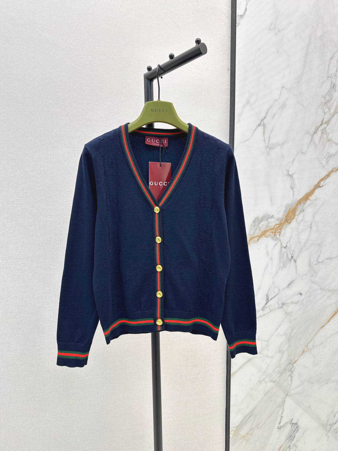 NO:462741,Gu 25Ss———The latest autumn and winter logo knitted pattern v-neck knitted cardigan 100% wool fabric, delicate and soft texture, classic age-reducing items, three-dimensional logo letter design, fashionable and handsome, the style is not picky for people, huge and slim, the perfect item that white and rich beauty is required to buy, two colors are available for sale in stock,,alexander wang19860909Gu 25Ss————秋冬最新款logo提织图案v领针织开衫百分百羊毛面料 质感细腻软糯 经典减龄单品 立体Logo字母设计时髦又帅气 版型不挑人上身巨显瘦 白富美必收的完美单品 两色现货发售sml,,alexander wang,Women's clothing