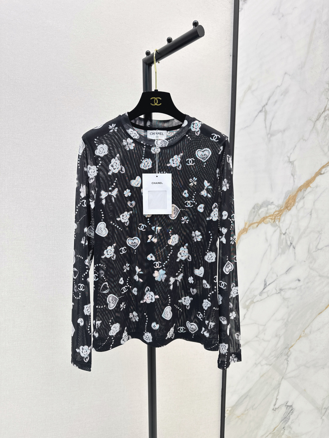 NO:462734,C home 25Ss——————The latest logo printed mesh base shirt in early autumn. Infiltrated print. High-end and elegant. Soft and elastic very comfortable. Full of high-end outfit. Semi-translucent. Innovative fabric. Light and soft. The real thing is very good. Tight to show off your figure. The upper body is fashionable and versatile. The outfit looks good. SML is available in stock, chanel, alexander wang.19860909C家 25Ss————早秋最新款logo印花网纱打底衫 渗透印花 高级大气 柔软弹力很舒服 满满的穿搭高级感 半透视 创新面料 轻盈柔软 实物非常赞 紧身显身材 上身洋气百搭 穿搭好看 一色现货发售sml,,chanel,alexander wang,Women's clothing