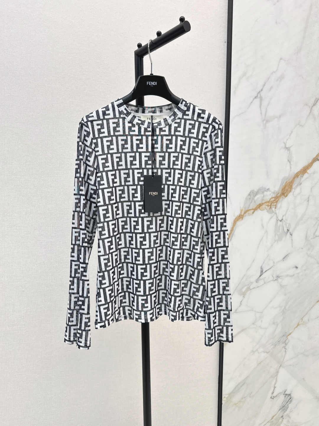 NO:462789,FD 25Ss————————The latest logo printed mesh base shirt in early autumn. Infiltrated print. High-end atmosphere. Soft and elastic very comfortable. Full of high-end outfits. Semi-translucent innovative fabric. Light and soft. The real thing is very good. Tight body. The upper body is fashionable and versatile. The outfit is good. Two colors are available for sale in stock. Alexander wang.19860909FD 25Ss—————早秋最新款logo印花网纱打底衫 渗透印花 高级大气 柔软弹力很舒服 满满的穿搭高级感 半透视创新面料 轻盈柔软 实物非常赞 紧身显身材 上身洋气百搭 穿搭好看 两色现货发售sml,,alexander wang,Women's clothing