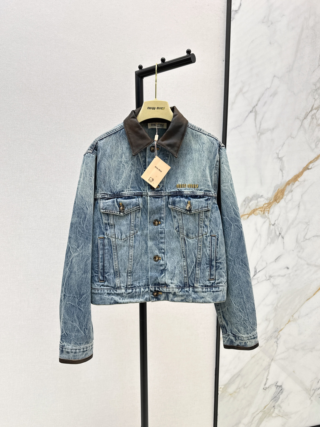 NO:462772,Miu girl outfit Miu 25Ss——————The latest practice of old leather collar denim jacket jacket horse slippers and tucks and craftsmanship washing and retro style hot girl Danny denim fabric Temperament lapel classic H-style upper body, imported denim enzyme washing and skeleton fabric texture, super texture, leather edge can be sweet or salty, no picking style, huge and slimming, one color is available for sale sml,,miumiu, jackets & coats, jackets & coats, alexander wang19860909缪系少女穿搭 Miu 25Ss————早秋最新练做旧皮领牛仔夹克外套马溜褶痕工艺洗水复古风 辣妹丹尼牛仔面料 气质翻领经典H版型上身绝绝子 进口牛仔酵素洗水筋骨感面料质感超赞 拼真皮包边可甜可盐不挑版型上身巨显瘦 一色现货发售sml,,miumiu,jackets & coats,jackets & coats,alexander wang,Women's clothing