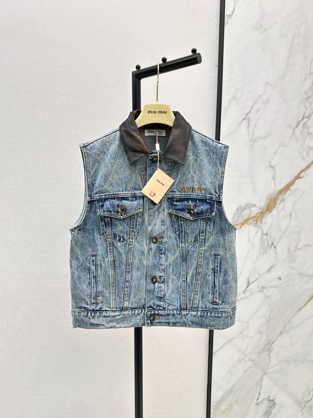 NO:462765,Miu girl outfit Miu 25Ss——————The latest practice of old leather collar denim vest jacket in early autumn, horse slippery tuck marks, water-washing retro style, hot girl Danny denim fabric, temperament lapel classic H-style upper body, imported denim enzyme washing and skinny fabric, excellent texture, leather edge can be sweet or salty, no picking style, top body makes it look huge and slim, one color is available for sale sml,,miumiu, jackets & coats,alexander wang19860909缪系少女穿搭 Miu 25Ss————早秋最新练做旧皮领牛仔马甲外套马溜褶痕工艺洗水复古风 辣妹丹尼牛仔面料 气质翻领经典H版型上身绝绝子 进口牛仔酵素洗水筋骨感面料质感超赞 拼真皮包边可甜可盐不挑版型上身巨显瘦 一色现货发售sml,,miumiu,jackets & coats,alexander wang,Women's clothing