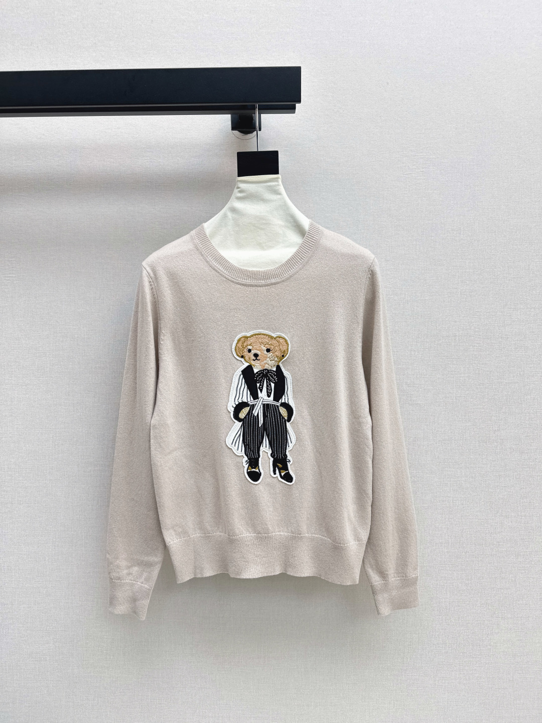 NO:462760,RL 25Ss—————The latest rich American style bear pattern round neck clothes classic H loose style, quality control must be entered, imported pure cotton yarn texture is invincible, inlaid bear three-dimensional embroidery craft, age-reducing girl temperament, fashionable and exquisite, childlike high-end retro casual style, one-color spot-on sml, alexander wang19860909RL 25Ss————早秋最新款浓郁美式风小熊图案圆领气衣经典H宽松版型 品质控必入 进口纯棉纱线质感无敌赞 嵌花小熊立体刺绣工艺 减龄少女气质时髦精必入 童趣高级复古随性风 一色现货发售sml,,alexander wang,Women's clothing