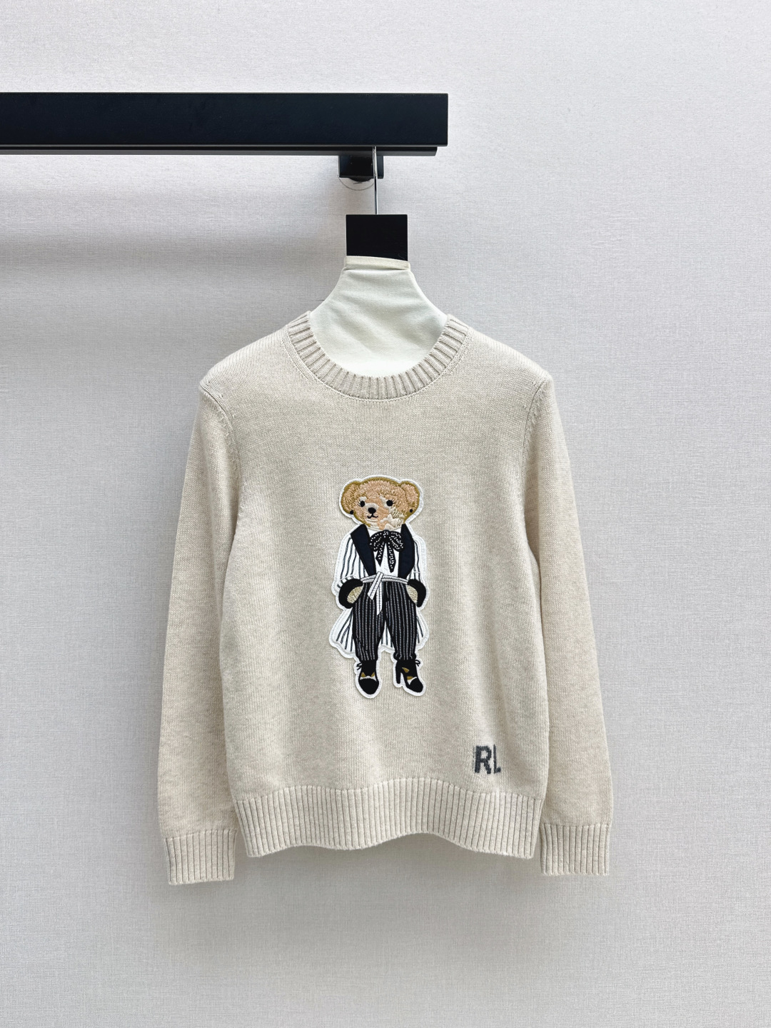 NO:462746,RL 25Ss—————The latest rich American style bear pattern round neck dress in early autumn. Classic H loose style. Quality control must be included. Imported pure cotton yarn texture is invincible. Inlaid bear three-dimensional embroidery craftsmanship for age-reducing girls’ temperament. Fashionable and exquisite. Children's fun, high-end retro casual style. Two colors are available for sale in stock. Alexander wang19860909RL 25Ss————早秋最新款浓郁美式风小熊图案圆领气衣 经典H宽松版型 品质控必入 进口纯棉纱线质感无敌赞 嵌花小熊立体刺绣工艺 减龄少女气质时髦精必入 童趣高级复古随性风 两色现货发售sml,,alexander wang,Women's clothing