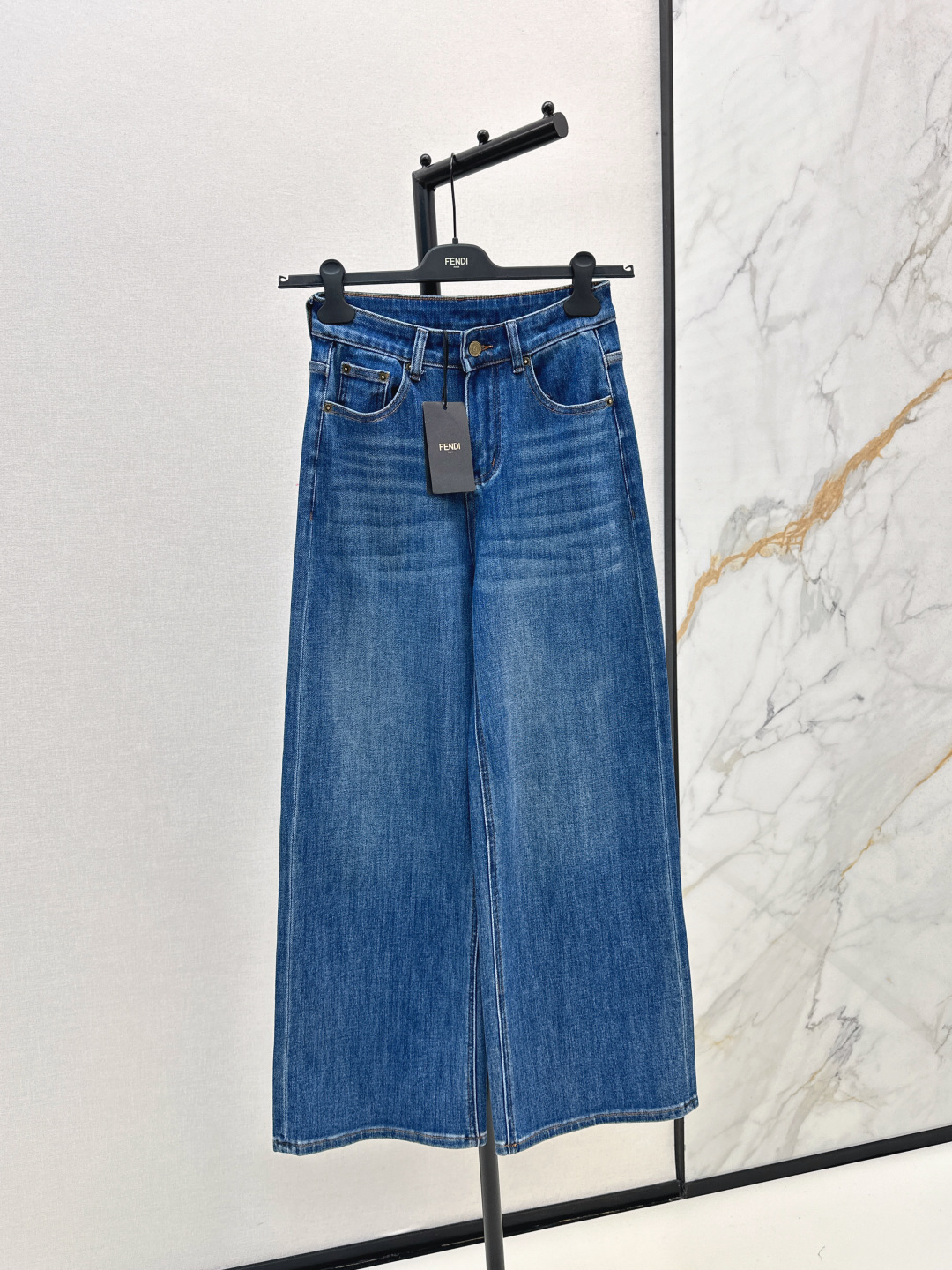 NO:462739,FD 25Ss—————The latest logo triangular logo decorative straight jeans in early autumn, it is simply a walking long-legged artifact. Straight-shaped style, not picky and versatile, wear jackets and T-shirts at will. The key is to wear it for no time to wear it. It is worth collecting and looking at it. The details are also in place. Smlxlxxl, jeans, jackets & coats,tees, t-shirt, alexander wang19860909FD 25Ss————早秋最新款logo三角标装饰直筒牛仔裤 简直就是行走的显长腿神器 直筒的版型 不挑人又百搭 外套T恤随意搭 重点是穿多久都不会过时 值得收藏特别耐看 细节也很到位 一色现货发售smlxlxxl,,jeans,jackets & coats,tees，t-shirt,alexander wang,Women's clothing