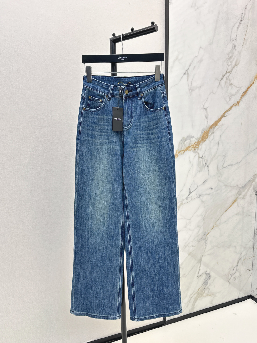 NO:462732,240SL 25Ss—————The latest versatile minimalist style straight jeans in early autumn. They are simply a long-legged artifact for walking. Straight-shaped style, not picky and versatile. Wear a jacket and T-shirt at will. The key is that it will not be outdated for how long it takes to wear. It is worth collecting and looking at. The details are also in place. Smlxlxxl, loro piano, jeans, jackets & coats,tees, t-shirt, alexander wang19860909240SL 25Ss————早秋最新款百搭极简风直筒牛仔裤 简直就是行走的显长腿神器 直筒的版型 不挑人又百搭 外套T恤随意搭 重点是穿多久都不会过时 值得收藏特别耐看 细节也很到位 一色现货发售smlxlxxl,,loro piana,jeans,jackets & coats,tees，t-shirt,alexander wang,Women's clothing