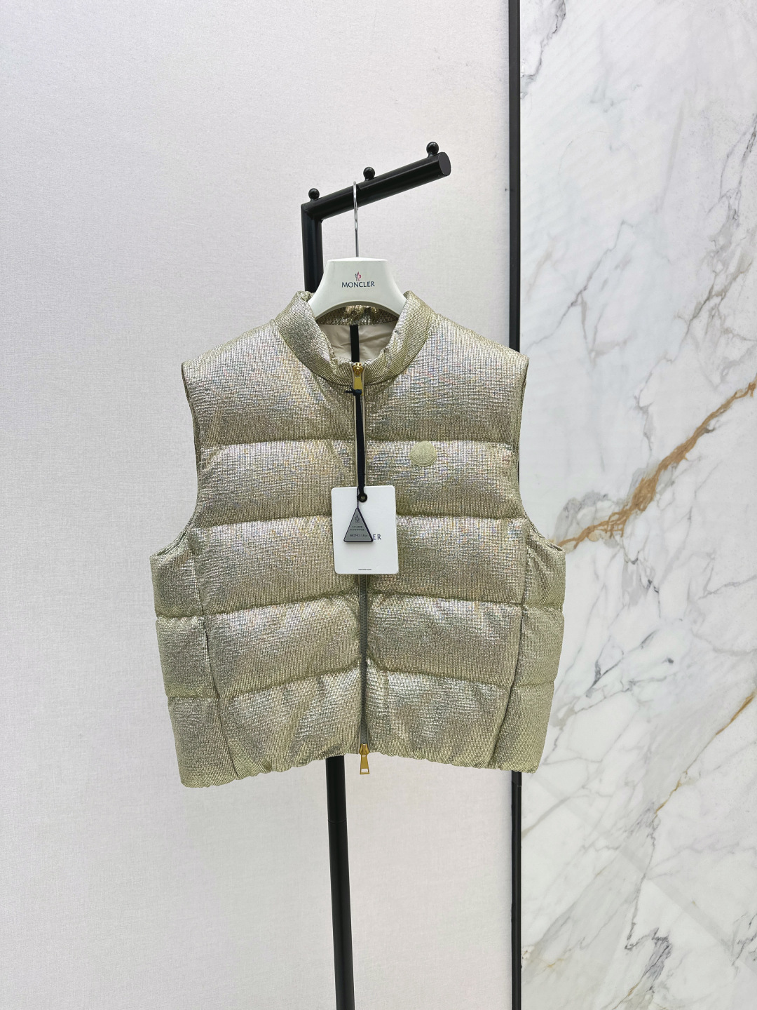 NO:462797,High-end quality with dust bags MC 25ss———New products for autumn and winter, silver wire shiny stand-up collar down vest, original mold-opening unique design, silver wire material fabric, super good texture, national standard 90 white duck down filling, versatile single product recommendation must have, simple and atmospheric design, fashionable and handsome, super love to keep the original development full set of hardware accessories Recommended, one-sex sml, down jacket, alexander wang19860909配防尘袋高端品质 MC 25ss———秋冬新品 银丝亮闪立领羽绒马甲 原版开模独特设计银丝材质面料 质感超好 国标90白鸭绒填充 百搭单品推荐人手必备 简约大气设计 时髦又帅气 超级大爱自留款 原版开发全套五金配件 推荐 一色现货发售sml,,down jacket,alexander wang,Women's clothing