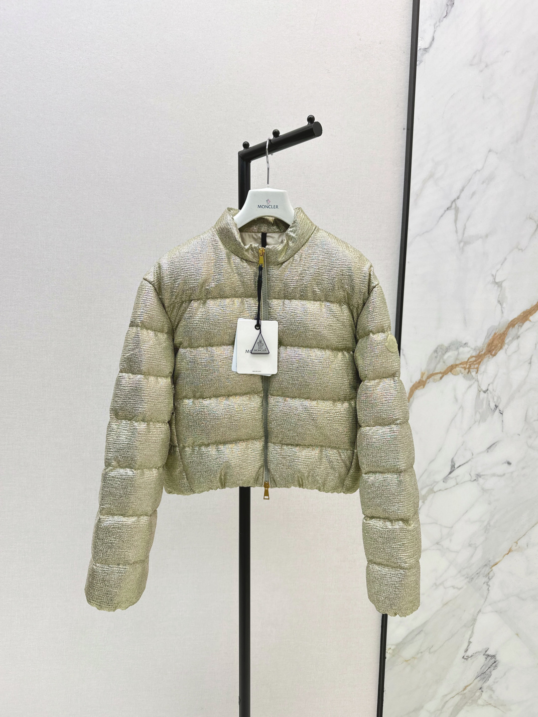 NO:462788,High-end quality with dust bags MC 25ss———New products for autumn and winter, silver wire shiny stand-up collar short down jacket, original mold-opening unique design, silver wire material fabric, super good texture, national standard 90 white duck down filling, versatile single product recommendation must have, simple and atmospheric design, fashionable and handsome, super love to keep the original development full set of hardware accessories Recommended, one-size spot sale sml,, jackets & coats, down jacket, alexander wang19860909配防尘袋高端品质 MC 25ss———秋冬新品 银丝亮闪立领短款羽绒服外套 原版开模独特设计银丝材质面料 质感超好 国标90白鸭绒填充 百搭单品推荐人手必备 简约大气设计 时髦又帅气 超级大爱自留款 原版开发全套五金配件 推荐 一色现货发售sml,,jackets & coats,down jacket,alexander wang,Women's clothing