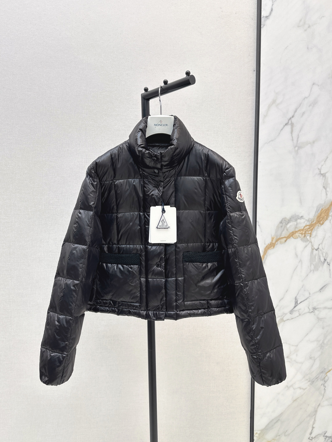 NO:462779,Heavy braided series with dust bags Original single quality MC 25Ss———The latest woven and spliced ​​down jacket for autumn and winter, three-dimensional tailoring design, fashionable and handsome, national standard 90 white duck down filling, imported memory silk fabric, soft texture, light and comfortable, imported machine sewn three-dimensional press line technology, original hardware accessories, original mark, original standard complete, physical heavy weight, two colors for sale in stock sml,, jackets & coats, down jacket, alexander wang19860909配防尘袋重磅编织系列 原单品质 MC 25Ss———秋冬最新款编织拼接羽绒服外套立体剪裁版型设计 时髦又帅气 国标90白鸭绒填充 进口记忆丝面料 质感柔软轻盈舒适 进口机缝制立体压线线条工艺 原版五金配件 原唛原标配套齐全 实物重磅有分量 两色现货发售sml,,jackets & coats,down jacket,alexander wang,Women's clothing