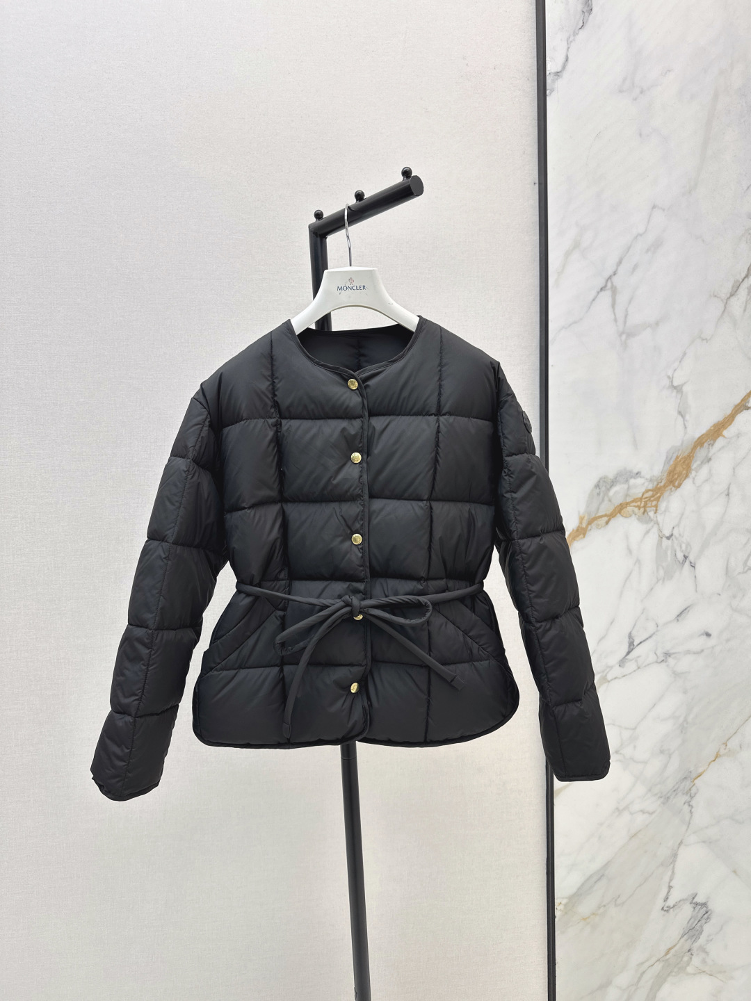 NO:462770,A must-have for fashionable experts with dust bags Original quality MC 25Ss———The latest soft bread suit down round neck jacket in autumn and winter, haute couture matte fabric, imported national standard 90 white goose down, very thick and fluffy, super clean apricot color, versatile black, really beautiful, mold opening hardware, perfect details, this year's super popular bread suit style, super sexy upper body Recommended Two colors are available in stock 0/1/2/3,, jackets & coats, down jacket, alexander wang19860909配防尘袋时髦达人必备 原单品质 MC 25Ss————秋冬最新款软绵绵面包服羽绒圆领外套 高定哑光面料 国标进口90白鹅绒 非常厚实蓬松 超级干净的杏色 百搭黑色 真的太好看了 开模五金 细节完美 今年超级流行的面包服版型 上身超带感 推荐 两色现货发售0/1/2/3,,jackets & coats,down jacket,alexander wang,Women's clothing