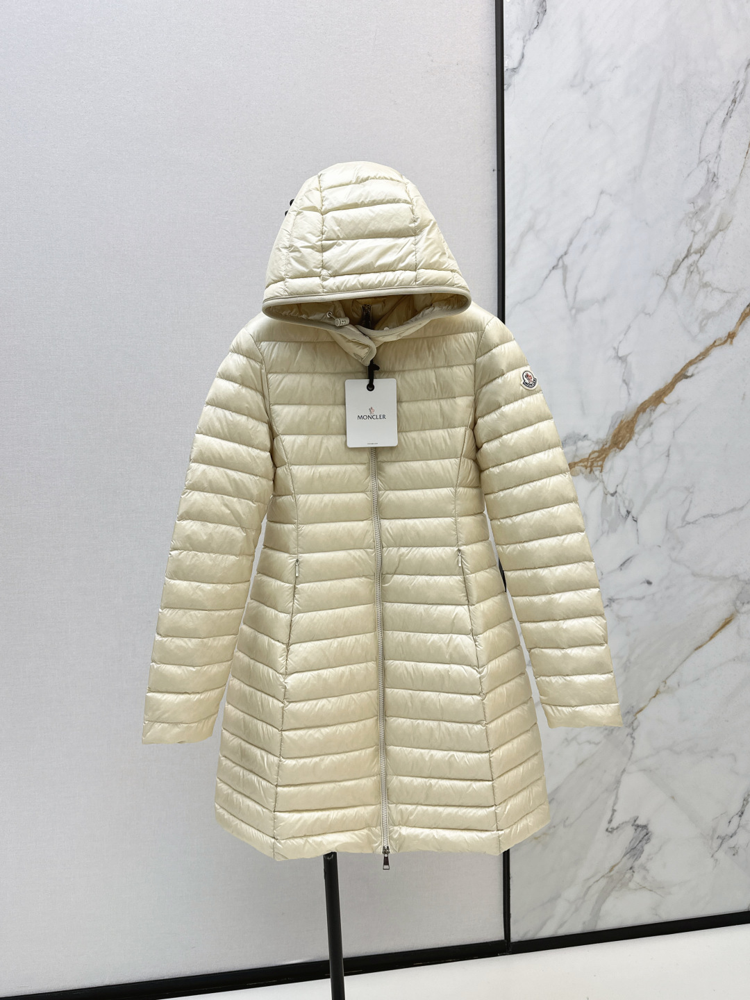 NO:462752,The original quality of dust bags MC 25Ss———The latest autumn and winter style waist-hugging hooded thin and long down jacket. Custom-developed hardware accessories are all detailed and handled in place. The waist-hugging perfect version is excellent. The goddess must have. It is versatile and fashionable and handsome. National standard 90 white goose down filling. Memory silk fabric has a straight and stylish texture. Warm and refuse to be bloated. Three standards are complete. Recommended. Two colors are available in stock. 1/2/3/4., down jacket, hats, alexander wang.19860909配防尘袋原单品质 MC 25Ss———秋冬最新款收腰连帽轻薄长款羽绒服 定制开发五金配件所有细节处理全面到位 收腰完美版型上身效果超赞 女神必备 百搭时髦又帅气 国标90白鹅绒填充 记忆丝面料质感立挺有型 保暖拒绝臃肿 三标齐全 推荐 两色现货发售1/2/3/4,,down jacket,hats,alexander wang,Women's clothing