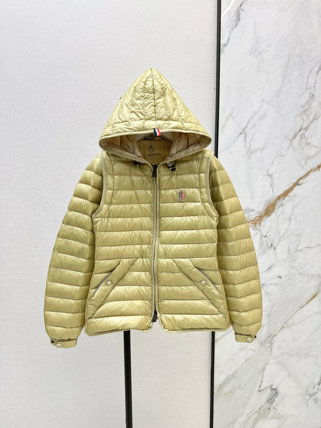 NO:462745,Exclusive first release with dust bag MC 25Ss—————The latest autumn and winter sleeves can be detached and two-wear thin down jacket jacket The sleeves can be detached and two-wear style classic and fashionable and handsome National standard 90 white goose down velvet filling Imported windproof fabric Excellent texture Imported machine sewn Original hardware accessories Original mark original standard complete set Three colors on sale 1/2/3/4,,jackets & coats,down jacket,alexander wang19860909配防尘袋独家首发 MC 25Ss—————秋冬最新款袖子可拆卸两穿款轻薄羽绒服外套 袖子可拆卸两穿款 经典时髦又帅气 国标90白鹅绒填充 进口防风面料 质感超赞 进口机缝制 原版五金配件 原唛原标配套齐全 三色现货发售1/2/3/4,,jackets & coats,down jacket,alexander wang,Women's clothing