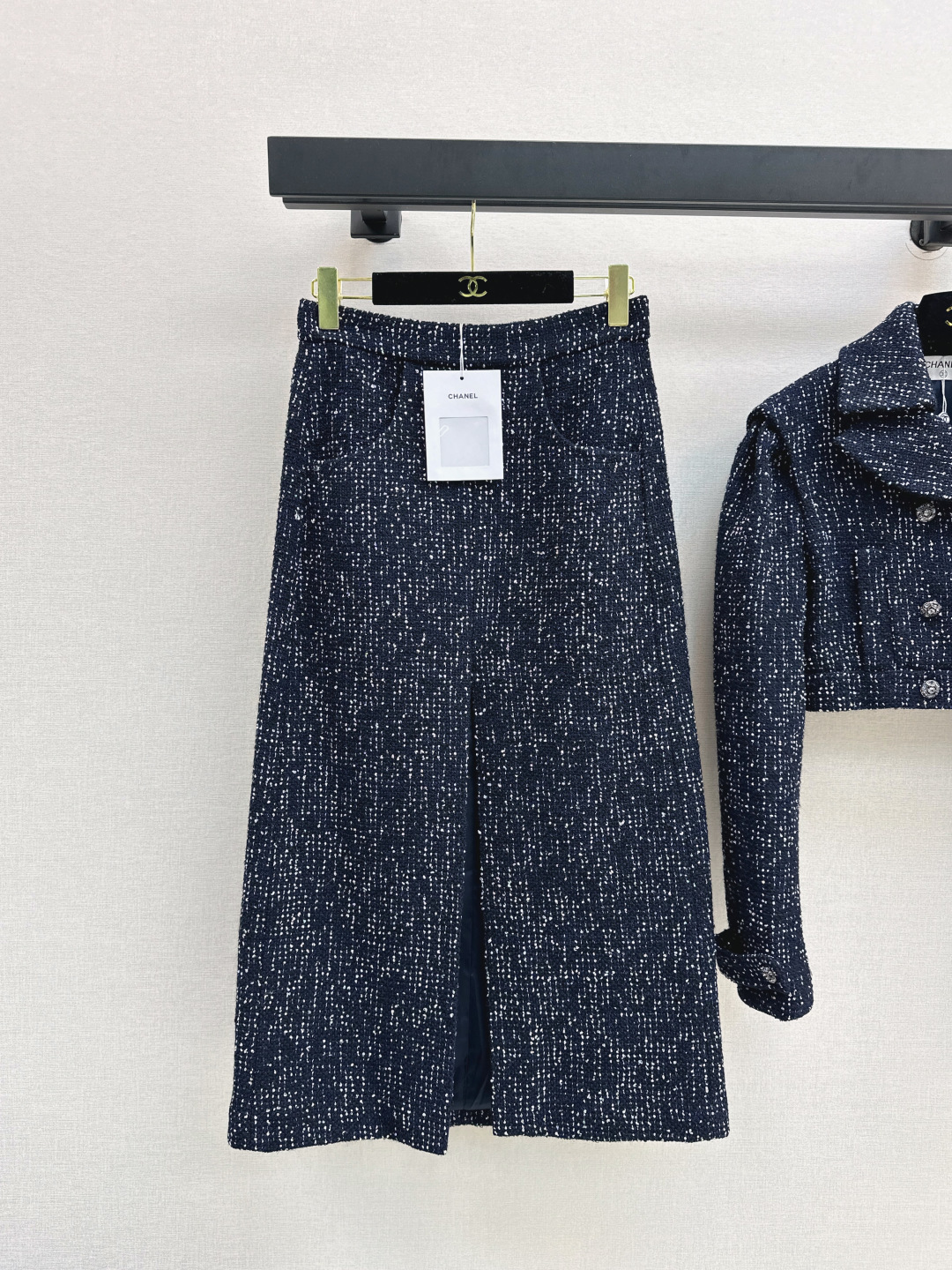 NO:462738,CBUK CHILDREN's daughter's outfit C home 25Ss———The latest autumn and winter catwalk sequin braided suit small short sequin braided jacket + front slit braided skirt. The upper body is the kind of chaebol girl's tune. Korean noble and high-end. It is very suitable for dates or commuting. It is a natural temperament. It is also very versatile when wearing it separately. It uses yb custom woven fabric. It is very thick. It looks closely and has a small sequin craft. It is sold separately. It is sold in one color. SML half, chanel, skirts, jackets & coats, alexander wang19860909财阀千金穿搭 C家 25Ss———秋冬最新走秀款亮片编织套装小短款亮片编织外套+前开衩编织半裙 上身就是那种财阀小姐姐调调 韩系贵气 很高级 不管是约会或者通勤都很适合 浑然天成的气质感 分开穿也很百搭 采用yb定制编织面料 很厚实 细看是有小亮片工艺的 分开出售 一色现货发售sml 半,,chanel,skirts,jackets & coats,alexander wang,Women's clothing