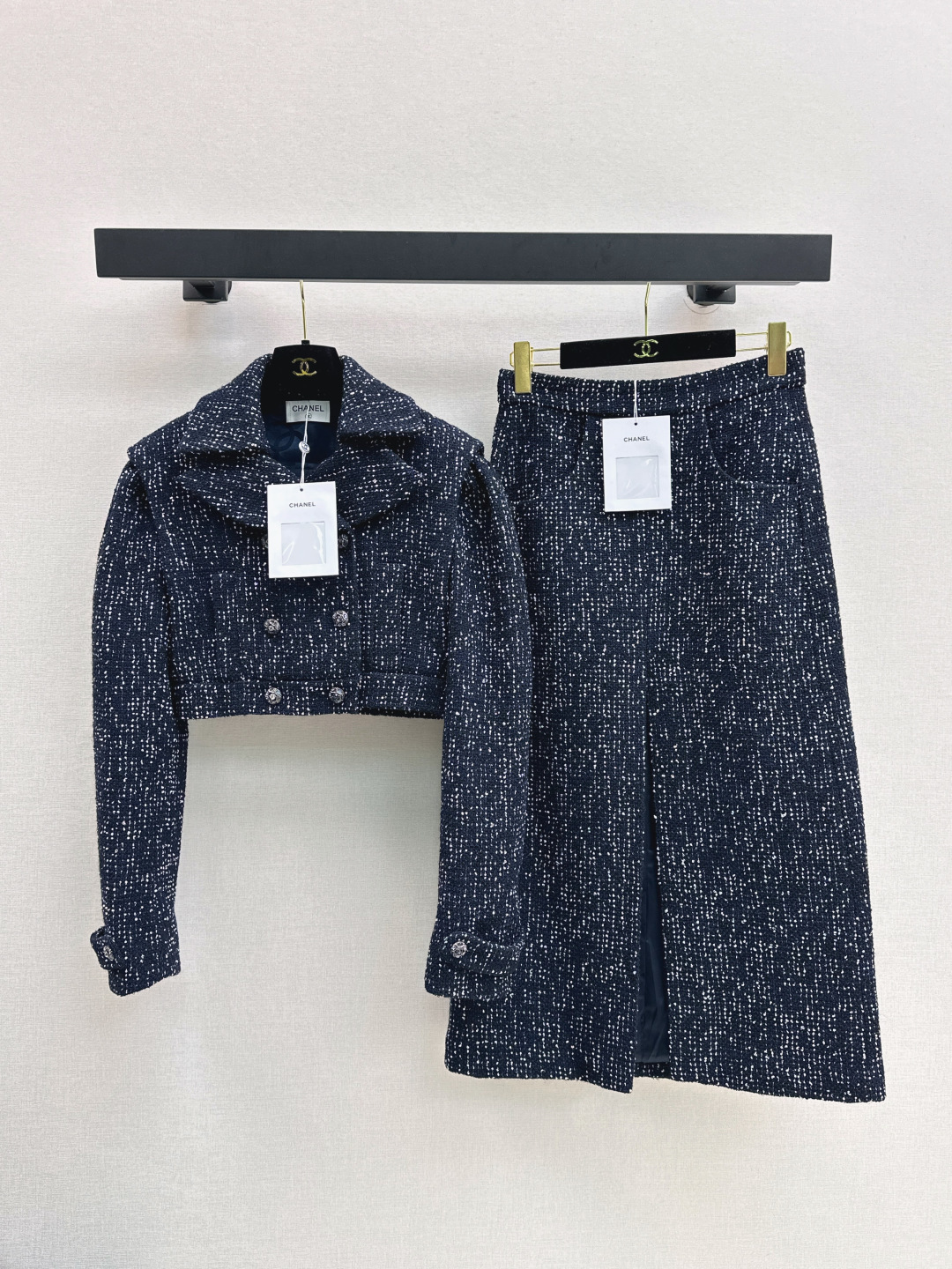 NO:462731,CBUK CHILDREN's daughter's outfit C home 25Ss———The latest autumn and winter catwalk sequin braided suit small short sequin braided jacket + front slit braided skirt. The upper body is the kind of chaebol girl's tune. Korean noble and high-end. It is very suitable for dates or commuting. It is a natural temperament. It is also very versatile when wearing it separately. It uses yb custom woven fabric. It is very thick. It looks closely and has a small sequin craft. It is sold separately. It is sold separately. SML in stock. In addition, chanel, skirts, jackets & coats, alexander wang19860909财阀千金穿搭 C家 25Ss———秋冬最新走秀款亮片编织套装小短款亮片编织外套+前开衩编织半裙 上身就是那种财阀小姐姐调调 韩系贵气 很高级 不管是约会或者通勤都很适合 浑然天成的气质感 分开穿也很百搭 采用yb定制编织面料 很厚实 细看是有小亮片工艺的 分开出售 一色现货发售sml 外,,chanel,skirts,jackets & coats,alexander wang,Women's clothing