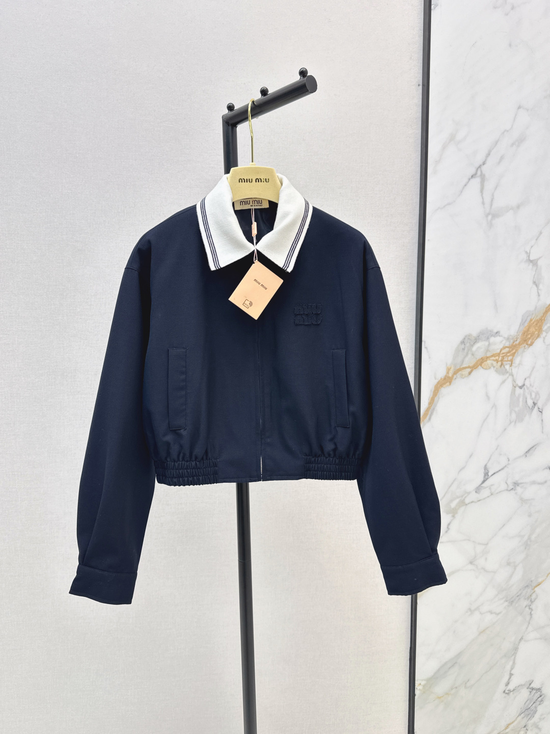 NO:462718,Miu girl outfit Miu 25Ss—————The latest intellectual college-style short jacket jacket with contrasting color ribbed lapels and splicing can be detached. Sweet and cool, both age-reducing and handsome and fashionable. The style is not picky for people, and the upper body is huge and slim. Customized worsted wool fabric has a great texture. One-color spot-on sml, miumiu, jackets & coats, jackets & coats, alexander wang19860909缪系少女穿搭 Miu 25Ss————早秋最新款知性分子学院风落肩短款夹克外套撞色罗纹翻领拼接可拆卸设计 甜酷兼备减龄穿搭帅气又时髦 版型不挑人上身巨显瘦 定制精纺羊毛面料质感超赞 一色现货发售sml,,miumiu,jackets & coats,jackets & coats,alexander wang,Women's clothing