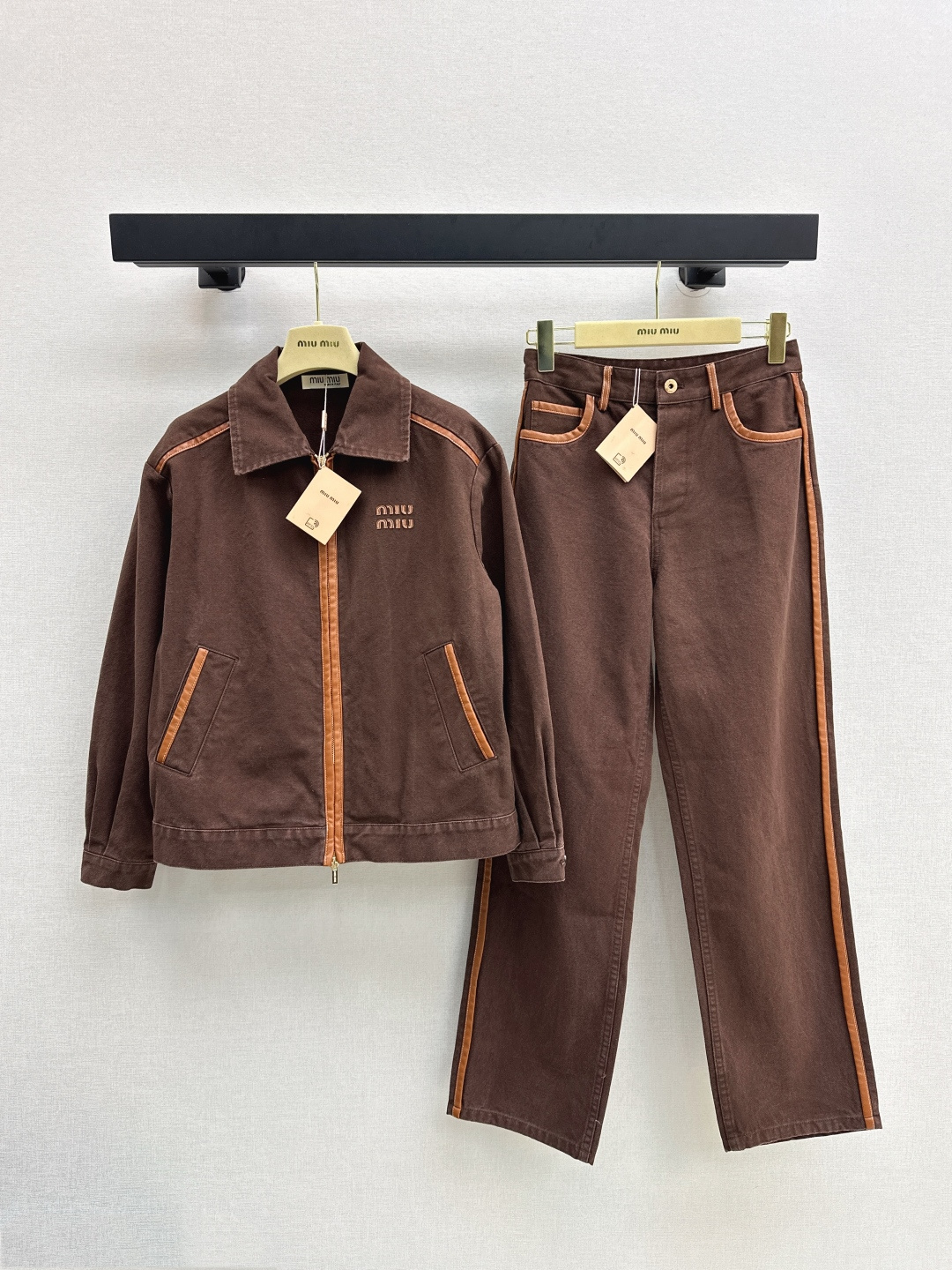 NO:462695,Exclusive first launch Miu 25Ss—————The latest spring and summer style of leather-decorated denim jackets and trousers. This year’s new element trend. The handsome and cracked denim fabric spliced ​​with brown leather. The upper body is both handsome and cool. The positioned logo letter patch embroidery. Customized brown leather edge splicing. Three-dimensional tailoring is versatile and not picky. Any combination is a fashionable lady. All colors are on sale. sml. In addition,, miumiu, jackets & coats, jackets & coats, alexander wang19860909独家首发 Miu 25Ss————春夏最新款拼皮装饰牛仔一系列落肩夹克外套+长裤 今年新元素风向 帅到炸裂的牛仔面料拼接咖色皮边 上身既帅气又很飒姐 定位的徽标字母贴布刺绣 定制的咖色皮边拼接 立体剪裁百搭不挑人 任意搭配都是时髦小姐姐 一色现货发售sml 外,,miumiu,jackets & coats,jackets & coats,alexander wang,Women's clothing