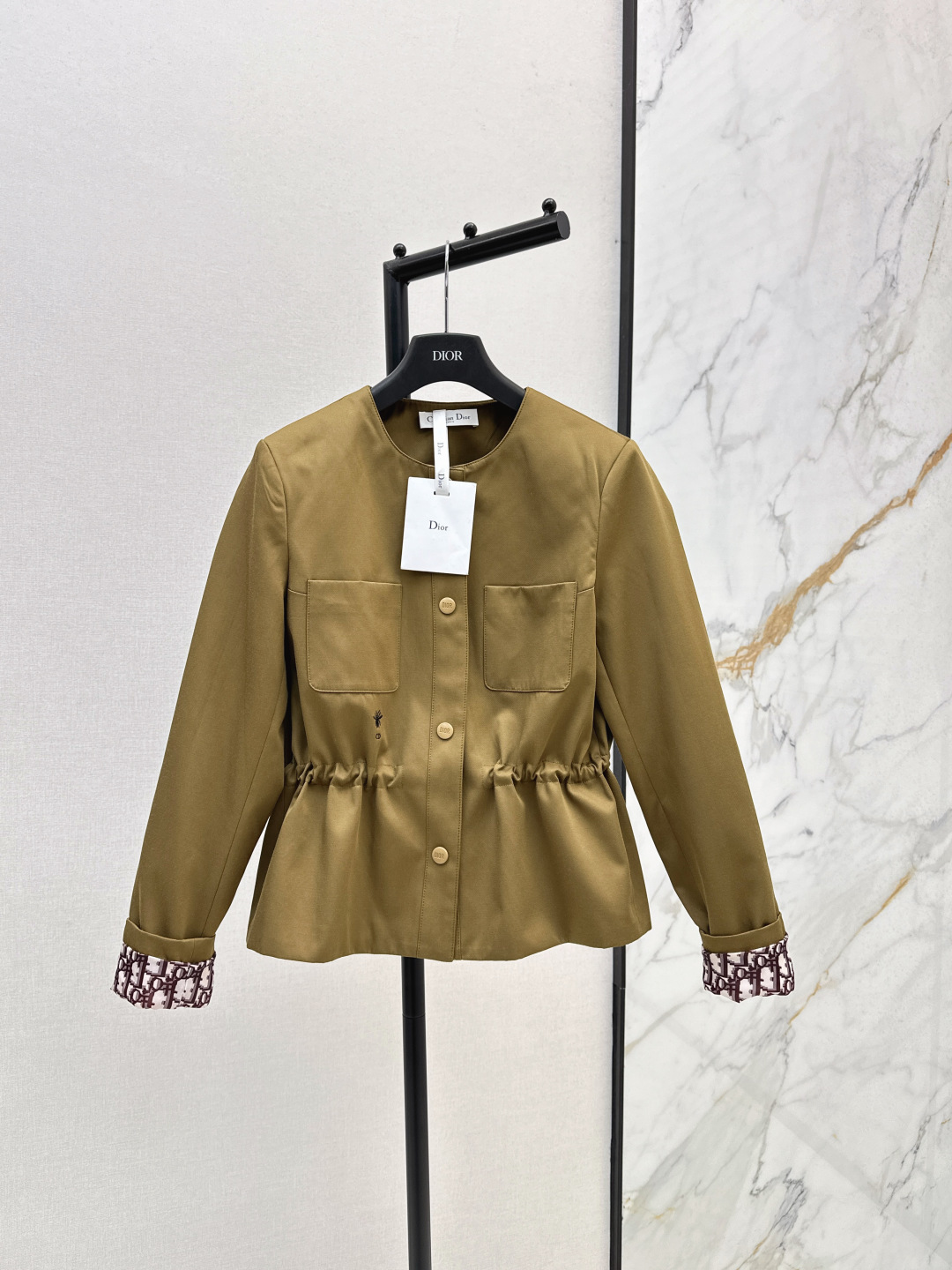 NO:462686,The hot single series CD 25Ss——The latest round neck waist-hugging windbreaker in autumn and winter, handsome blogger style!  !  The windbreaker is indispensable for concave and convex shape. The classic little bee embroidered logo. The lining is a classic presbyterian logo. It emphasizes the sense of detail. Low-key luxury. Heavy high-density windbreaker fabric. The overall texture is online. The details are consistent. Two-color sml,,alexander wang.19860909爆单系列 CD 25Ss———秋冬最新款圆领收腰风衣帅气博主范！！凹凸造型不可缺少的风衣 经典小蜜蜂刺绣logo 内衬是经典老花logo 强调细节感 低调奢华 重磅高密风衣面料 整体质感在线 细节yb一致 两色sml,,alexander wang,Women's clothing