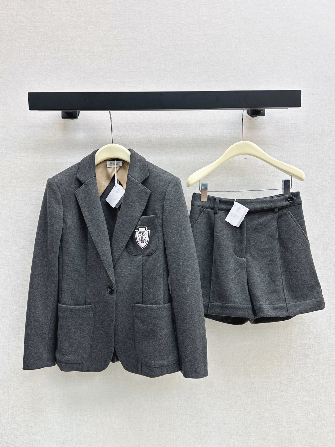 NO:462670,Exclusive first launch Bc 25Ss————The latest tennis series badge decorative suit jacket with back collar copper chain decoration classic H micro waist-hugging style casual commuting design is luxurious and not simple, easy to control and interpret different styles Customized fabric texture is praised Recommend a set of matching One color is available in stock sml, Jackets & coats, business suit, alexander wang19860909独家首发 Bc 25Ss————秋冬最新款网球系列徽章装饰西装外套 后领铜链装饰经典H微收腰版型休闲通勤设计奢华不简 轻松驾驭演绎不同风格 定制面料质感起赞 推荐一套搭配 一色现货发售sml,,jackets & coats,business suit,alexander wang,Women's clothing