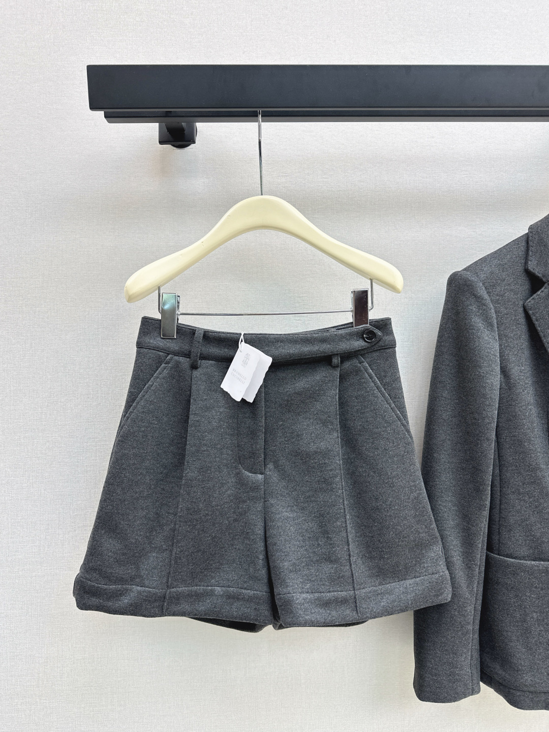 NO:462678,Exclusive first launch Bc 25Ss———The latest autumn and winter tennis series gray high-waist curly shorts, medium and high-waist straight-fitting design, versatile style, not picky, essential for casual commuting, recommended a set of matching, one color is available for sale in stock, sml, shorts, alexander wang19860909独家首发 Bc 25Ss————秋冬最新款网球系列灰色高腰卷边短裤 中高腰直筒版型设计 版型百搭不挑人 休闲通勤必备 推荐一套搭配 一色现货发售sml,,shorts,alexander wang,Women's clothing