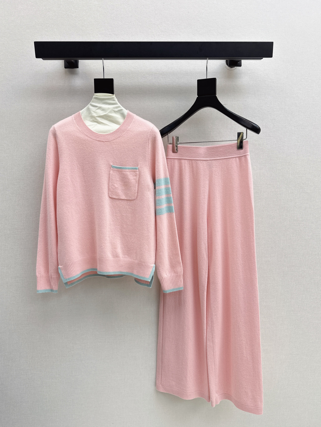 NO:462662,Exclusive TB 25Ss———The latest knitted suit in early autumn, contrasting color pullover sweater + elastic waist straight pants, exquisite beauty, overall feeling, special simple and atmospheric, one set matches you with a gentle, beautiful and charming feeling, the color and style are impeccable, the must-have set looks good no matter how you match it, the fabric is of a unique texture, custom wool fabric, the details are very good, one set is out, three colors are available in stock, sml, sweaters, alexander wang19860909独家款 TB 25Ss———早秋最新款针织套装 撞色套头毛衣+松紧腰直筒裤 精致美感 整体给人感觉特别的简约大气 一套搭配起来给你人一种温柔美丽动人的感觉 颜色跟版型都无可挑剔 懒人必备一套怎么搭都好看 面料质感一绝 采用的是定制羊毛面料 细节很到位 一套出 三色色现货发售sml,,sweaters,alexander wang,Women's clothing