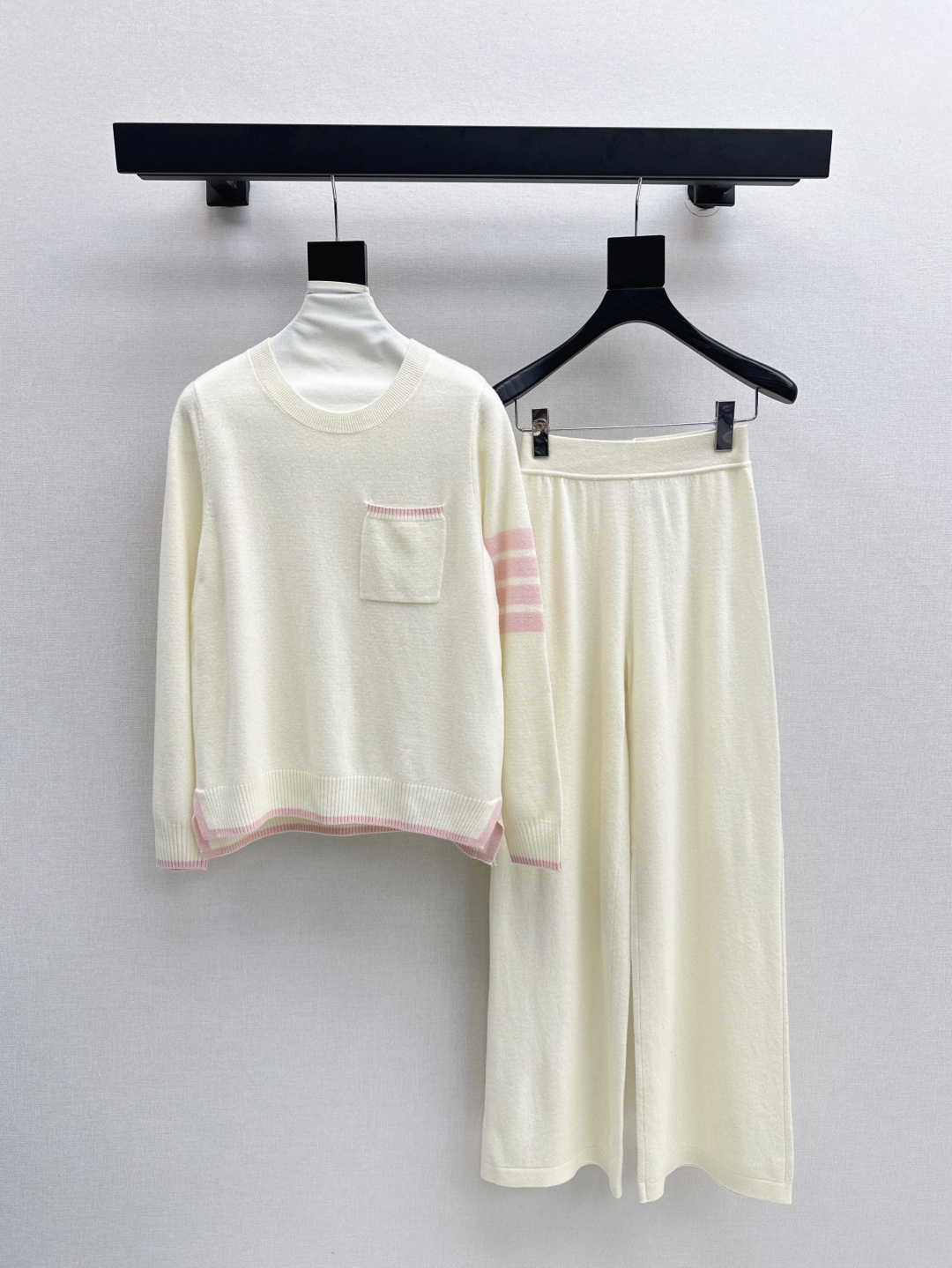 NO:462715,Exclusive TB 25Ss———The latest knitted suit in early autumn, contrasting color pullover sweater + elastic waist straight pants, exquisite beauty, overall feeling, special simple and atmospheric, one set matches you with a gentle, beautiful and charming feeling, the color and style are impeccable, the must-have set looks good no matter how you match it, the fabric is of a unique texture, custom wool fabric, the details are very good, one set is out, three colors are available in stock, sml, sweaters, alexander wang19860909独家款 TB 25Ss———早秋最新款针织套装 撞色套头毛衣+松紧腰直筒裤 精致美感 整体给人感觉特别的简约大气 一套搭配起来给你人一种温柔美丽动人的感觉 颜色跟版型都无可挑剔 懒人必备一套怎么搭都好看 面料质感一绝 采用的是定制羊毛面料 细节很到位 一套出 三色色现货发售sml,,sweaters,alexander wang,Women's clothing