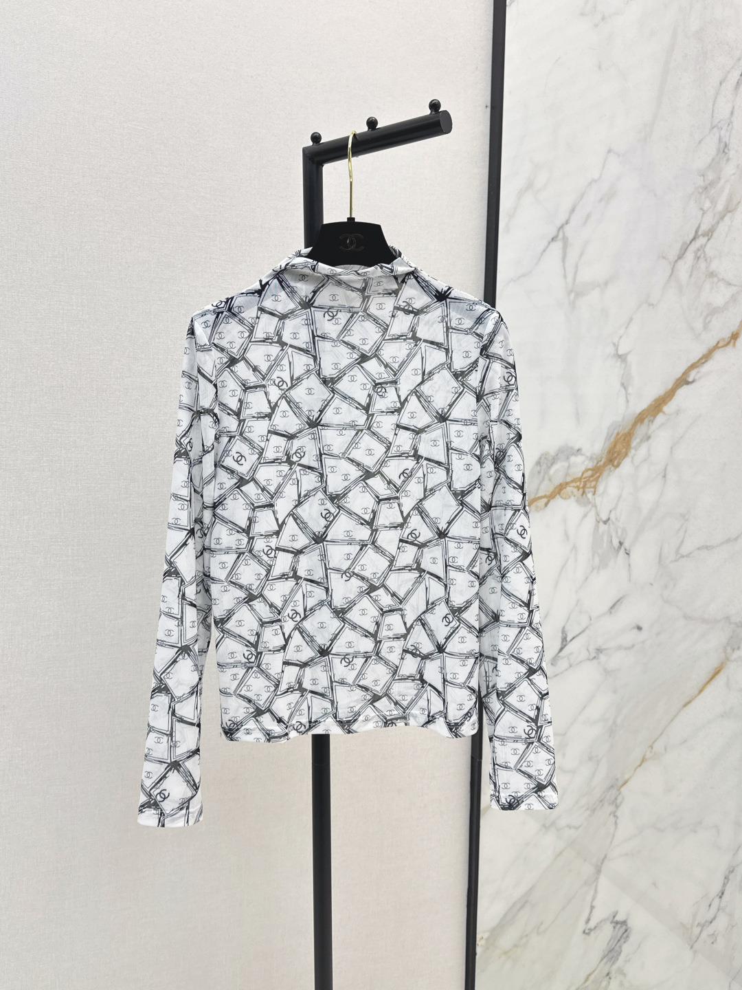NO:464034,C home 25Ss——————The latest high-end high-neck pullover base shirt with double C-pattern embellishment on the whole body, showing the brand’s charm, calm and atmospheric, loose and not picky about the figure, soft and glutinous upper body, not stubborn, high-use high-end base wear, daily stacking and single wear, very fashionable, autumn and winter warm styling artifact, two colors are available for sale in stock, chanel, alexander wang19860909C家 25Ss————早秋最新款高领套头打底衫 通身双C图案印花点缀 彰显品牌魅力 沉稳大气 版型宽松不挑身材 上身软糯糯的不扎人 高领打底穿着利用率高日常叠搭单穿都很时髦 秋冬保暖造型神器 两色现货发售sml,,chanel,alexander wang,Women's clothing