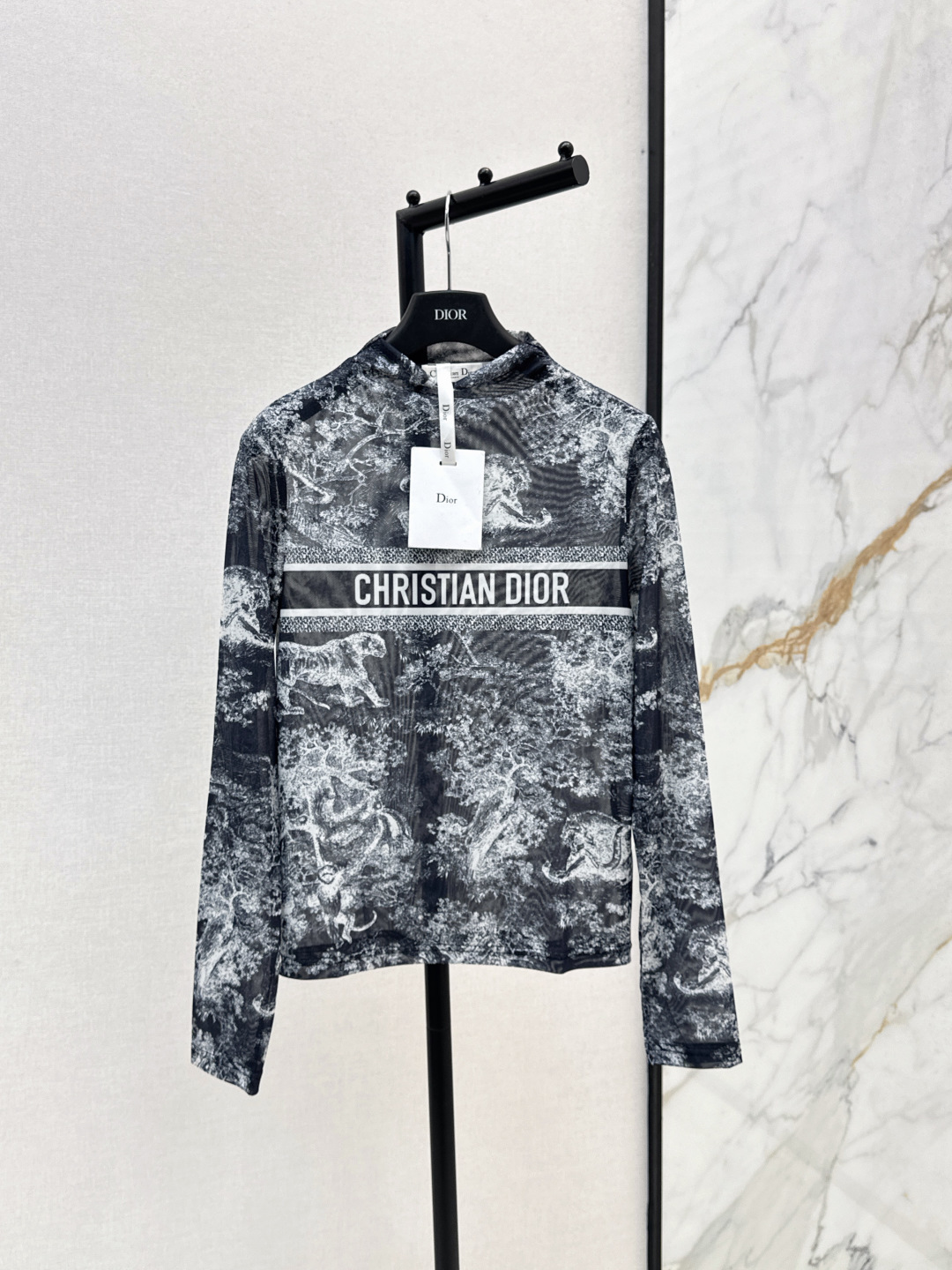 NO:464022,CD 25Ss—————The latest jungle printed mesh turtleneck base shirt in early autumn. Classic animal jungle pattern retro eye-catching. Micro-transparent fabric. Light fabric. Slim and delicate touch. High-end and fashionable. Small pieces show off their figure. The upper body is full of the temperament of a lady. It is very beautiful when worn alone. It looks good whenever you match it. SML is available in stock,,alexander wang19860909CD 25Ss————早秋最新款丛林印花网纱高领打底衫 经典动物丛林图案复古吸睛 微透纱质面料 轻薄面料触感丝滑细腻 高领宽松衣型 高级时髦 小小件的巨显身材 上身就是满满的御姐气质 做内搭单穿都很绝 随便搭配都好看 一色现货发售sml,,alexander wang,Women's clothing