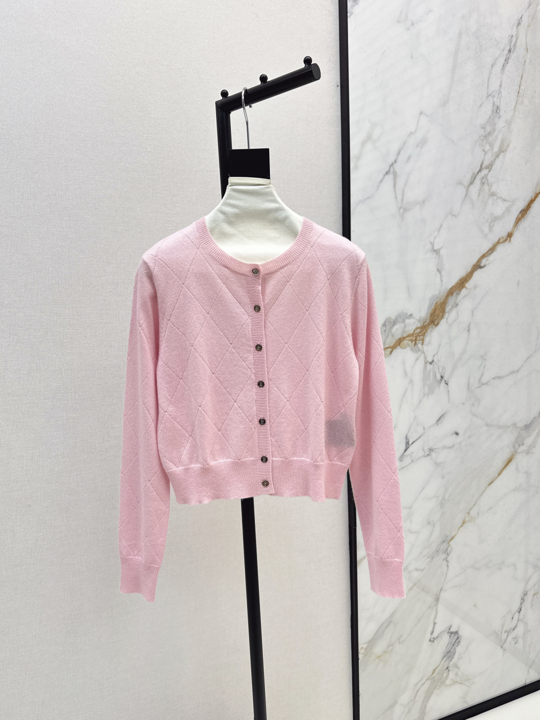 NO:464045,Exclusive first release PD 25Ss———The latest premium cashmere round neck cardigan with a very simple product with a very toned style. The temperamental small and short style is huge and slim on the upper body. Imported cashmere yarn has a delicate texture and soft and comfortable texture. The classic style is versatile and not picky. Two colors are available in stock. Alexander wang19860909独家首发 PD 25Ss————秋冬最新款高级羊绒圆领小开衫菱格提花工艺非常有调性的极简单品 气质小短款版型上身巨显瘦 进口羊绒纱线 质感细腻柔软舒适 经典版型百搭不挑人 两色现货发售sml,,alexander wang,Women's clothing