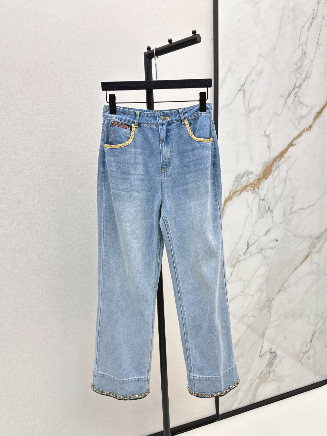 NO:464031,VLTN 25—————The latest contrasting lace denim series of early autumn, stand-collar jacket + high-waist shorts + straight trousers, contrasting lace splicing, heavy-industrial beads embellishment, classic brand leather logo full of high-end, low-key and fashionable, old-fashioned washing process design, original custom logo hardware buckle, imported denim fabric with excellent texture, three-dimensional tailoring version, curly straight pants, huge slim upper body, the same series becomes fashionable, the same body becomes fashionable, the same item looks good, simple and high-end, sweet and salty, daily versatile, single product selection, double temperament, one color is on sale in stock, long, shorts, jackets & coats, alexander wang19860909VLTN 25————早秋最新款撞色花边牛仔系列 立领外套+高腰短裤+直筒长裤 撞色花边拼接 重工珠花点缀 经典品牌皮标logo高级感满满 低调又时髦 做旧洗水工艺设计 原版定制logo五金扣 进口牛仔面料质感超赞 立体剪裁版 卷边直筒裤型上身巨显瘦 同系列搭配上身秒变时髦腿精 搭配任何小单品都好看 简约又高级 可甜可咸日常百搭 单品选对 气质翻倍 一色现货发售sml  长,,shorts,jackets & coats,alexander wang,Women's clothing