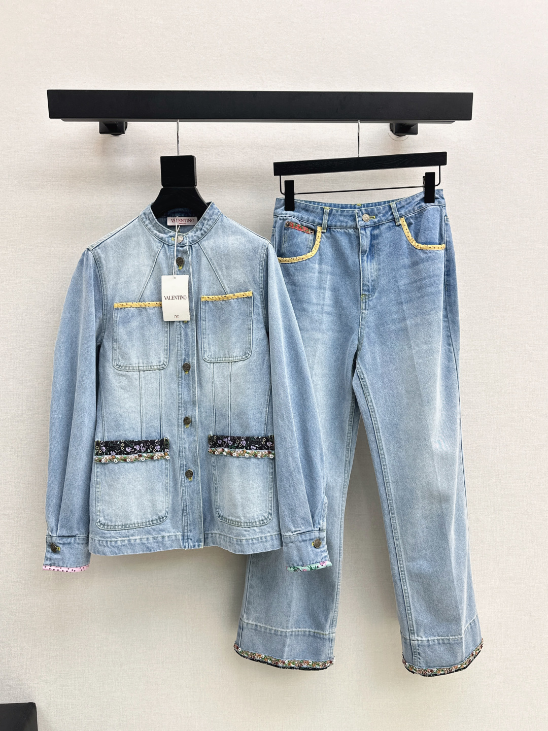 NO:464025,VLTN 25—————The latest contrasting lace denim series of early autumn, stand-collar jacket + high-waist shorts + straight trousers, contrasting lace splicing, heavy-industrial beads and flowers embellishment, classic brand leather logo full of high-end, low-key and fashionable, old-fashioned washing process design, original custom logo hardware buckle, imported denim fabric with excellent texture, three-dimensional tailoring version, curly straight pants, top body, huge slim, matching the same series, becoming fashionable legs instantly, matching with any small item, simple and high-end, sweet and salty, daily versatile, single product selection, double temperament, one-color spot sml jacket, shorts, jackets & coats, alexander wang19860909VLTN 25————早秋最新款撞色花边牛仔系列 立领外套+高腰短裤+直筒长裤 撞色花边拼接 重工珠花点缀 经典品牌皮标logo高级感满满 低调又时髦 做旧洗水工艺设计 原版定制logo五金扣 进口牛仔面料质感超赞 立体剪裁版 卷边直筒裤型上身巨显瘦 同系列搭配上身秒变时髦腿精 搭配任何小单品都好看 简约又高级 可甜可咸日常百搭 单品选对 气质翻倍 一色现货发售sml 外套,,shorts,jackets & coats,alexander wang,Women's clothing