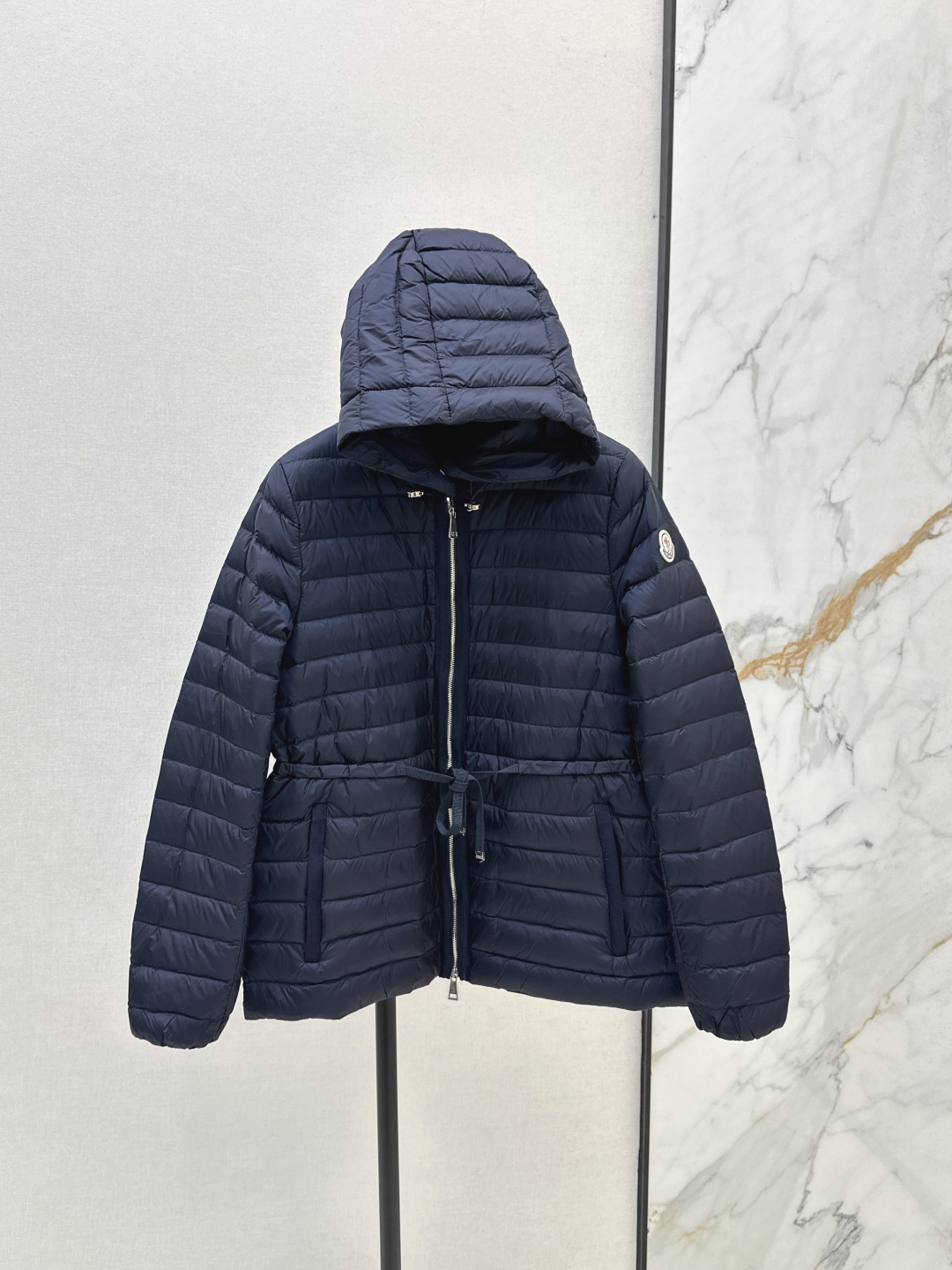 NO:464002,With dust bag Mc 25Ss———The latest style of autumn and winter light and thin drawstring waist hooded down jacket with micro-contoured quilting and waist closure style logo webbing decorative edges this year’s latest elements, national standard imported 90 white goose down filler, light and warm and comfortable, original hardware accessories Recommended Four colors for sale in stock 1/2/3/4 0,,down jacket,hats,alexander wang19860909配防尘袋Mc 25Ss———秋冬最新款轻薄款抽绳收腰连帽羽绒服微廓形搭配绗缝和收腰版型 logo织带装饰包边 今年最新元素 国标进口90白鹅绒填充物 轻薄保暖舒适 原版五金配件 推荐 四色现货发售1/2/3/4 0,,down jacket,hats,alexander wang,Women's clothing