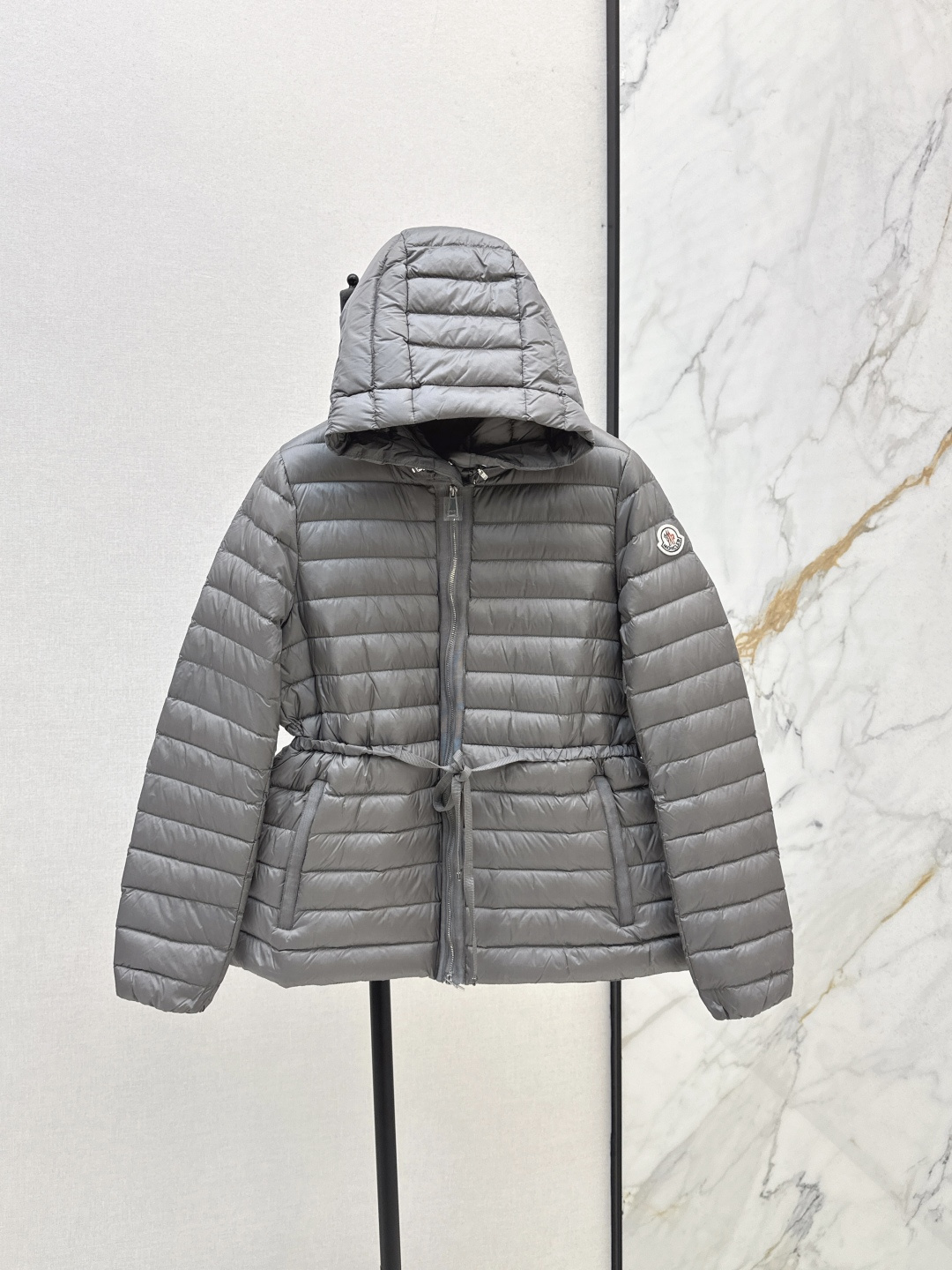 NO:463995,With dust bag Mc 25Ss———The latest light and thin drawstring waist hooded down jacket with a quilting and waist slimming logo webbing decoration edging this year’s latest elements, national standard imported 90 white goose down filler, light and warm and comfortable, original hardware accessories Recommended Four colors on sale in stock 1/2/3/4, down jacket, hats, alexander wang19860909配防尘袋Mc 25Ss———秋冬最新款轻薄款抽绳收腰连帽羽绒服微廓形搭配绗缝和收腰版型 logo织带装饰包边 今年最新元素 国标进口90白鹅绒填充物 轻薄保暖舒适 原版五金配件 推荐 四色现货发售1/2/3/4,,down jacket,hats,alexander wang,Women's clothing