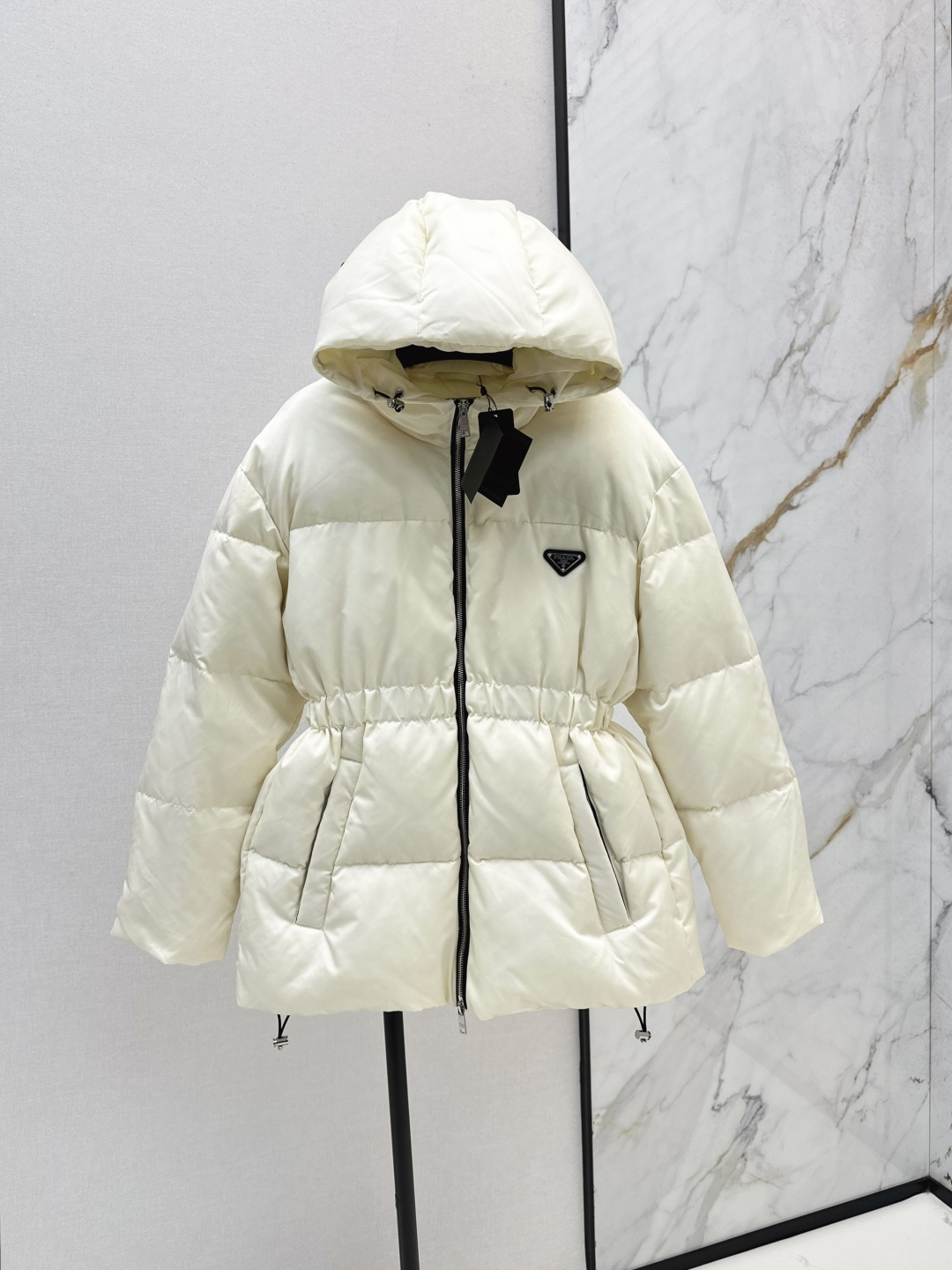 NO:463988,Recommended single model with dust bags PD 25Ss———The latest fashion style of autumn and winter must-earn waist down jacket The best version of this season The waist-hugging bread jacket improves the waistline and makes you look slim. The hooded design is fashionable and handsome. Customized logo triangle leather brand decoration. Super love-friendly style. National standard 90 white goose down filling. Original imported recycled nylon fabric. The texture is quite wide and stylish. Two colors are available in stock. 38/40/42/44,,down jacket,hats,alexander wang19860909配防尘袋爆单款推荐 PD 25Ss———秋冬最新款时髦精必入收腰羽绒服 本季最佳版型 收腰面包服提高腰线巨显瘦 连帽设计时髦又帅气 定制logo三角皮牌装饰 超级大爱自留款 国标90白鹅绒填充 原版进口再生尼龙面料 质感挺阔有型 两色现货发售38/40/42/44,,down jacket,hats,alexander wang,Women's clothing