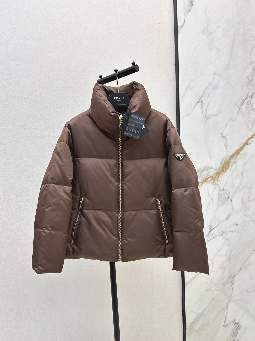 NO:463975,With dust bag PD 25Ss———The latest autumn and winter triangle logo stand-alone bread jacket down jacket three-dimensional tailoring H-style classic fashionable and handsome original logo letter logo triangle leather brand decoration national standard 90 white goose down filling imported yb nylon fabric excellent texture imported machine sewn three-dimensional press line technology Original hardware accessories Three-color spot sale 38/40/42/44,,jackets & coats,down jacket,alexander wang19860909配防尘袋PD 25Ss———秋冬最新款三角logo标立领面包服羽绒外套 立体剪裁H版型 经典时髦又帅气 原版徽标字母logo三角皮牌装饰 国标90白鹅绒填充 进口yb尼龙面料 质感超赞 进口机缝制立体压线线条工艺 原版五金配件 三色现货发售38/40/42/44,,jackets & coats,down jacket,alexander wang,Women's clothing