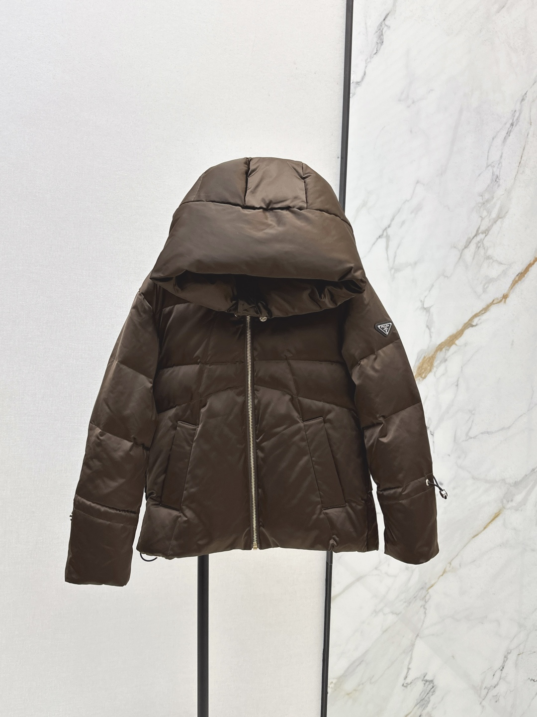 NO:463968,Exclusive first release with dust bag PD 25Ss - autumn and winter new triangle decorative hooded down jacket jacket Three-dimensional tailoring H-style cuff elastic drawstring classic fashionable and handsome original logo letter logo triangle decorative national standard 90 white goose down fill YB hardware accessories very extra points Recommended Three colors on sale in stock 38/40/42/44,,jackets & coats,down jacket,hats,alexander wang19860909配防尘袋独家首发 PD 25Ss——秋冬新款三角标装饰连帽羽绒服外套 立体剪裁H版型 袖口松紧抽绳经典时髦又帅气 原版徽标字母logo三角标装饰 国标90白鹅绒填充 YB五金配件 细节很加分 推荐 三色现货发售38/40/42/44,,jackets & coats,down jacket,hats,alexander wang,Women's clothing