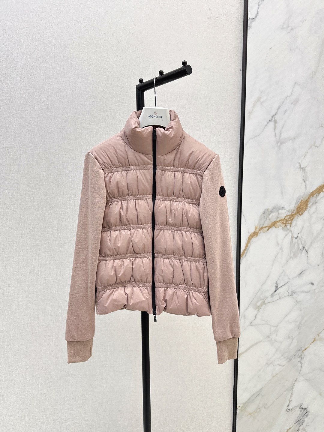 NO:463960,With dust bag Mc 25Ss———The latest heavyweight pleated wool spliced ​​stand collar down jacket in autumn and winter, ~ Lady-level beauty items, 10,000 recommended for personal recommendations to create a stacking artifact. H-style classic and fashionable and handsome. National standard 90 white goose down filling. Imported machine sewing line technology. Original hardware accessories. Original marks and original standard complete sets. Two colors are available for sale in stock. Smlxl, down jacket, alexander wang.19860909配防尘袋Mc 25Ss———秋冬最新款重磅抓褶羊毛拼接立领羽绒服秋冬爆款 ～贵妇级别美物 一万个自留推荐 打造叠搭神器 H版型经典时髦又帅气 国标90白鹅绒填充 进口机缝制线条工艺 原版五金配件 原唛原标配套齐全 两色现货发售smlxl,,down jacket,alexander wang,Women's clothing