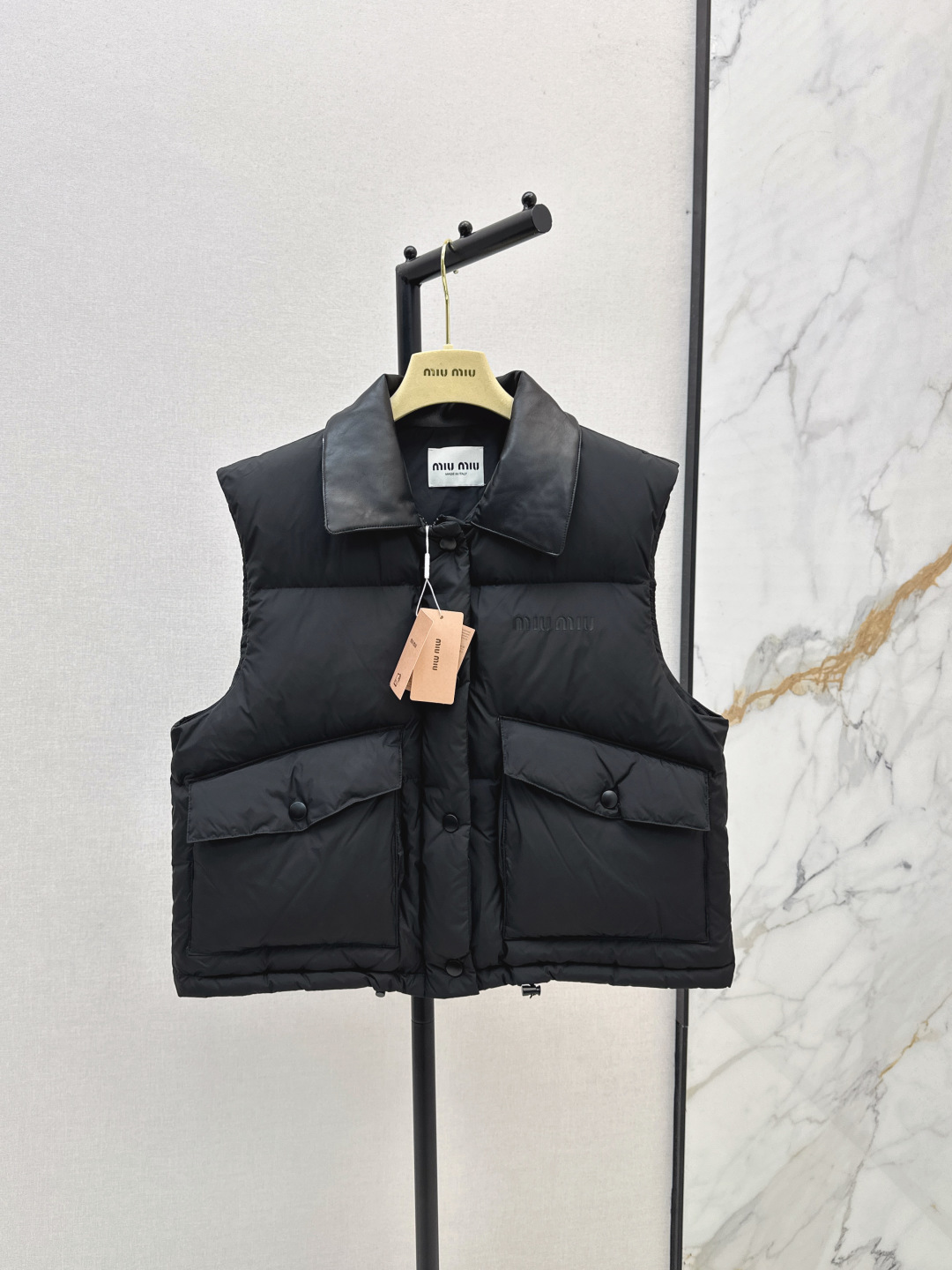 NO:463952,Recommended single model with dust bag explosion Miu 25ss————New autumn and winter Maillard outfit Lapel leather collar design down jacket vest best style this season Bread suit shaping wrap silhouette The elastic rope hem shows a sense of technology, the leather lapel design is fashionable and handsome Super love to keep the model 90 white duck down filling The original imported recycled nylon fabric has a wide texture and is stylish Original developed full hardware accessories Original mark original standard complete set of standard equipment Two colors are available for sale sml, Miumiu, down jacket, alexander wang19860909配防尘袋爆单款推荐 Miu 25ss———秋冬新品美拉德系穿搭 翻领皮领设计羽绒服马甲本季最佳版型 面包服塑造裹身式廓形 弹力束绳下摆展现充满科技感,拼皮翻领设计时髦又帅气 超级大爱自留款 国标90白鸭绒填充 原版进口再生尼龙面料质感挺阔有型 原版开发全套五金配件 原唛原标配套齐全 两色现货发售sml,,miumiu,down jacket,alexander wang,Women's clothing