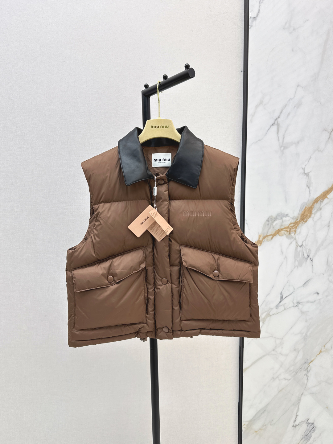 NO:464013,Recommended single model with dust bag explosion Miu 25ss————New autumn and winter Maillard outfit Lapel leather collar design down jacket vest best style this season Bread suit shaping wrap silhouette The elastic rope hem shows a sense of technology, the leather lapel design is fashionable and handsome Super love to keep the model 90 white duck down filling The original imported recycled nylon fabric has a wide texture and is stylish Original developed full hardware accessories Original mark original standard complete set of standard equipment Two colors are available for sale sml, Miumiu, down jacket, alexander wang19860909配防尘袋爆单款推荐 Miu 25ss———秋冬新品美拉德系穿搭 翻领皮领设计羽绒服马甲本季最佳版型 面包服塑造裹身式廓形 弹力束绳下摆展现充满科技感,拼皮翻领设计时髦又帅气 超级大爱自留款 国标90白鸭绒填充 原版进口再生尼龙面料质感挺阔有型 原版开发全套五金配件 原唛原标配套齐全 两色现货发售sml,,miumiu,down jacket,alexander wang,Women's clothing