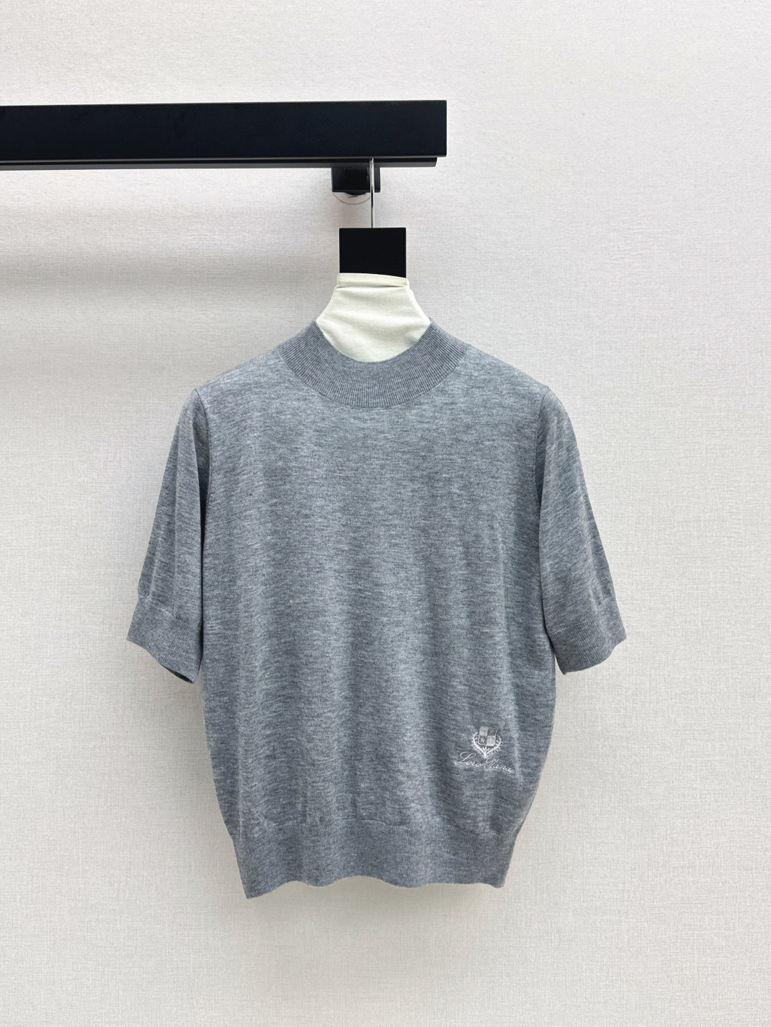 NO:464001,Must-have for people LP 25Ss————The latest minimalist style half-sleeved base shirt in autumn and winter. Must-have for everyday. All kinds of easy to wear and match. Wool knitted yarn fabric is very soft and comfortable. Classic logo embroidery blessing. It has highlights but not too eye-catching. Six-color spot sml, loro piano, alexander wang19860909人手必备 LP 25Ss————秋冬最新款极简风半袖打底衫 日常必备款 各种好穿好搭配 采用羊毛针织纱线面料 十分软糯贴身舒适 经典logo刺绣加持 有亮点又不过分吸睛 六色现货发售sml,,loro piana,alexander wang,Women's clothing