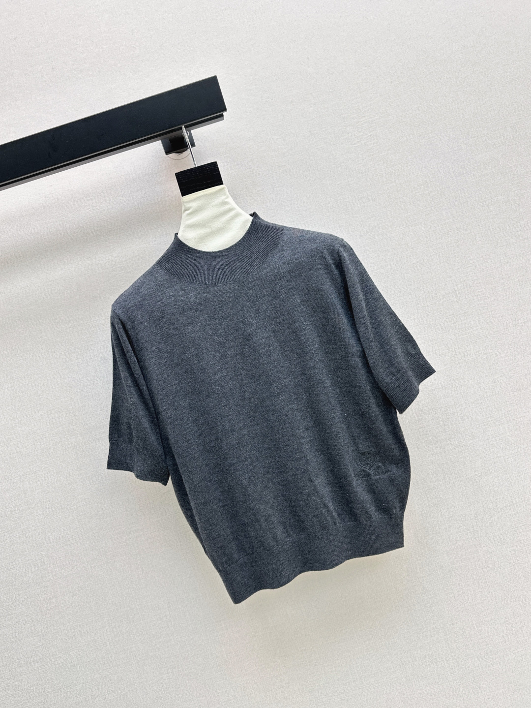 NO:464007,Must-have for people LP 25Ss————The latest minimalist style half-sleeved base shirt in autumn and winter. Must-have for everyday. All kinds of easy to wear and match. Wool knitted yarn fabric is very soft and comfortable. Classic logo embroidery blessing. It has highlights but not too eye-catching. Six-color spot sml, loro piano, alexander wang19860909人手必备 LP 25Ss————秋冬最新款极简风半袖打底衫 日常必备款 各种好穿好搭配 采用羊毛针织纱线面料 十分软糯贴身舒适 经典logo刺绣加持 有亮点又不过分吸睛 六色现货发售sml,,loro piana,alexander wang,Women's clothing